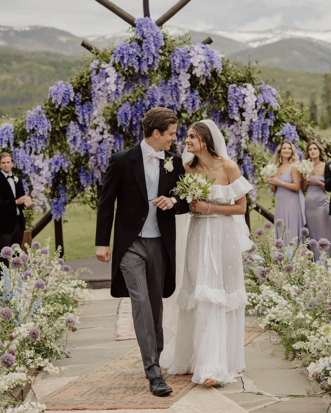 テイラー・ヒルのインスタグラム：「@taylor_hill and Daniel Fryer are married! The couple worked with Hanna Peterson of @table6productions to plan their wedding weekend, held at Devil’s Thumb Ranch in Colorado. “As much as I travel for work—I have literally been [going] non-stop since the age of 14—Colorado has always been my constant, my rock, my home, and my heart. That is until I met Danny. Danny makes me feel home wherever we are. I wanted to share this once-in-a-lifetime moment with all our loved ones in my constant, favorite place, Winter Park, Colorado,” shares the bride. Tap the link in our bio to see exclusive photos from the couple's Western-inspired wedding. Photos: @cedarandpines」