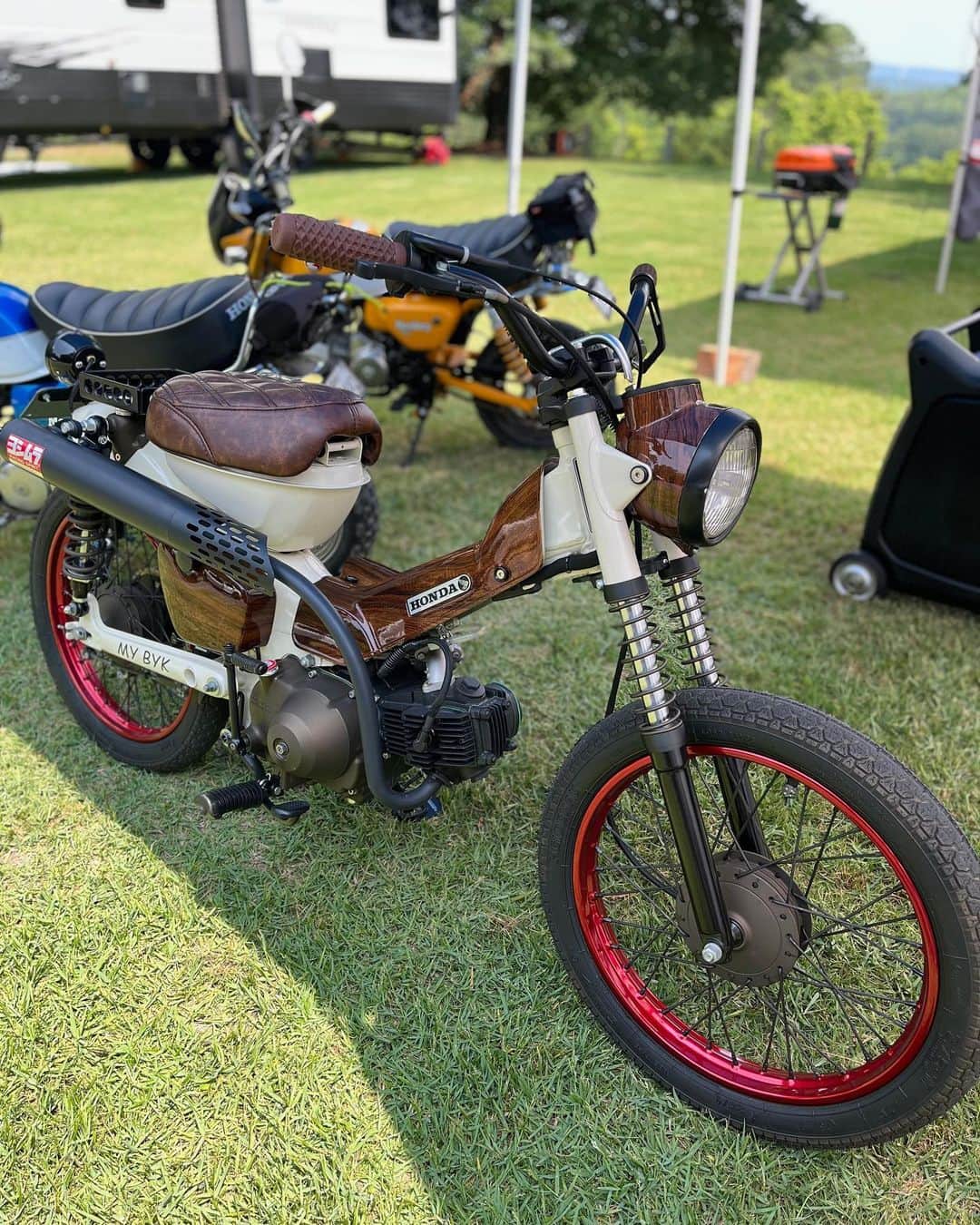 のインスタグラム：「Well, another year of Barber Smallbore is in the books, and it was a great one. The folks at @mnnthbx definitely know how to have a good time. If you were there, comment below with your favorite memory; if not, make plans to hit this miniMOTO mecca in 2024. In the meantime, here are some highlights from this past weekend. #BarberSmallbore #HondaminiMOTO」