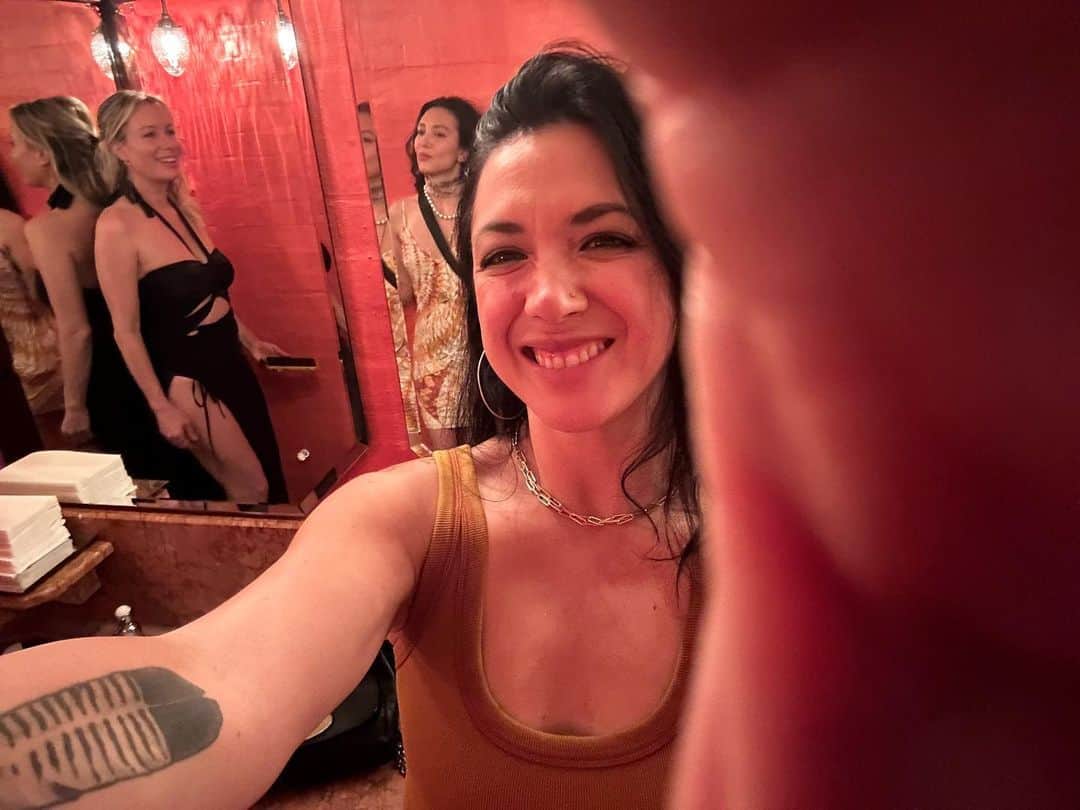 ミシェル・ブランチのインスタグラム：「In my favorite city…with my favorite people…in my favorite loo」