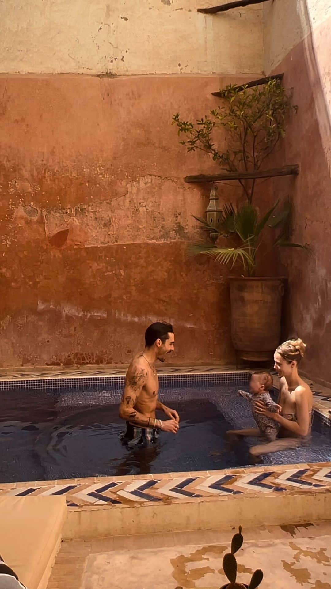 NICOLAS SIMOESのインスタグラム：「Living her best life 🌞🤍」