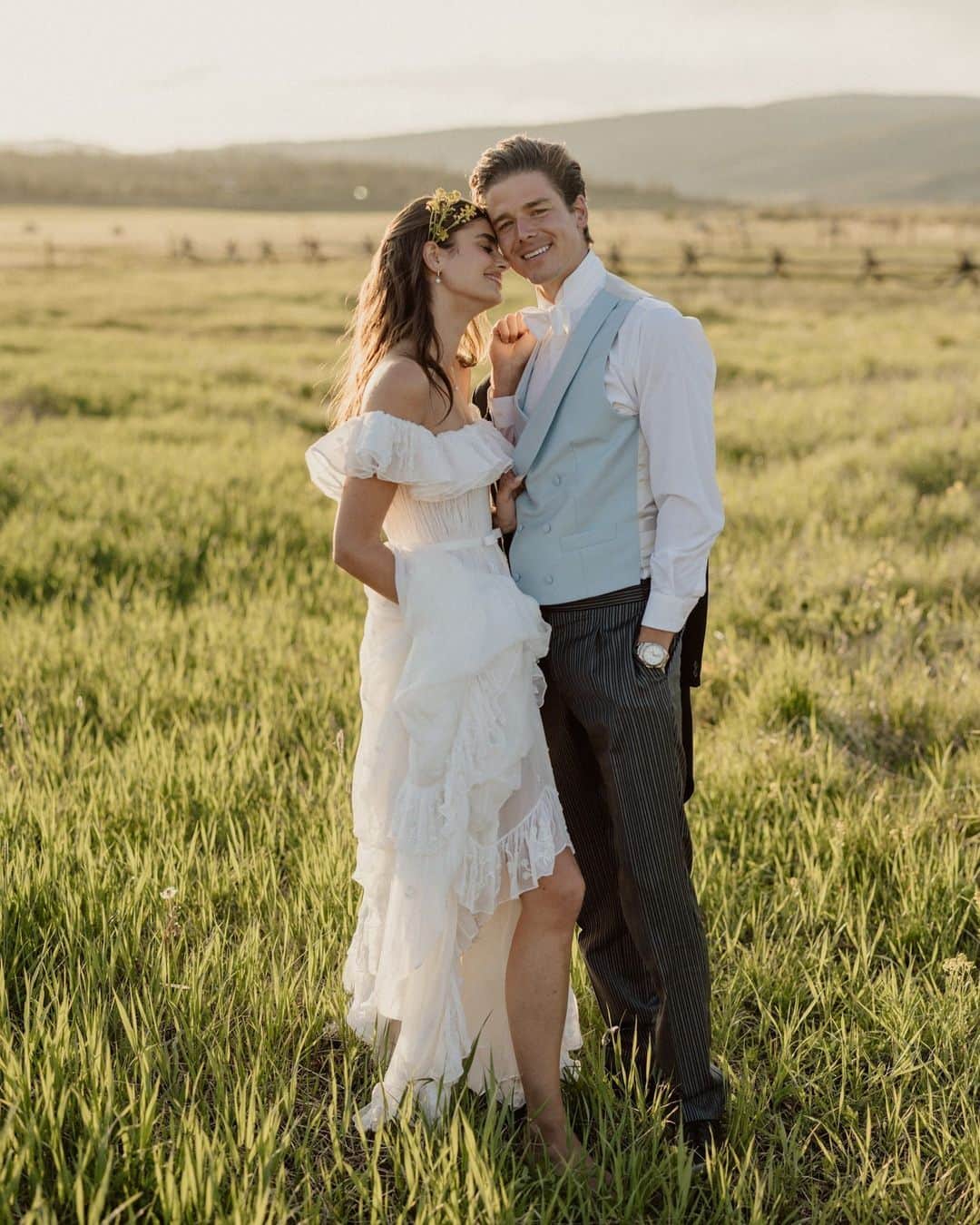 Vogueさんのインスタグラム写真 - (VogueInstagram)「@taylor_hill and Daniel Fryer are married! On Saturday, June 10, the model married the venture capitalist at Devil’s Thumb Ranch in Colorado. The dress code for their welcome party called for a “Western chic vibe,” and the bride wore a custom Etro gown for the ceremony.  “As much as I travel for work—I have literally been [going] non-stop since the age of 14—Colorado has always been my constant, my rock, my home, and my heart," the bride says. "That is until I met Danny. Danny makes me feel home wherever we are. I wanted to share this once-in-a-lifetime moment with all our loved ones in my constant, favorite place: Winter Park, Colorado.”  Tap the link in our bio to take an exclusive look inside Taylor Hill’s Western-inspired wedding. Photos: @cedarandpines」6月14日 2時56分 - voguemagazine