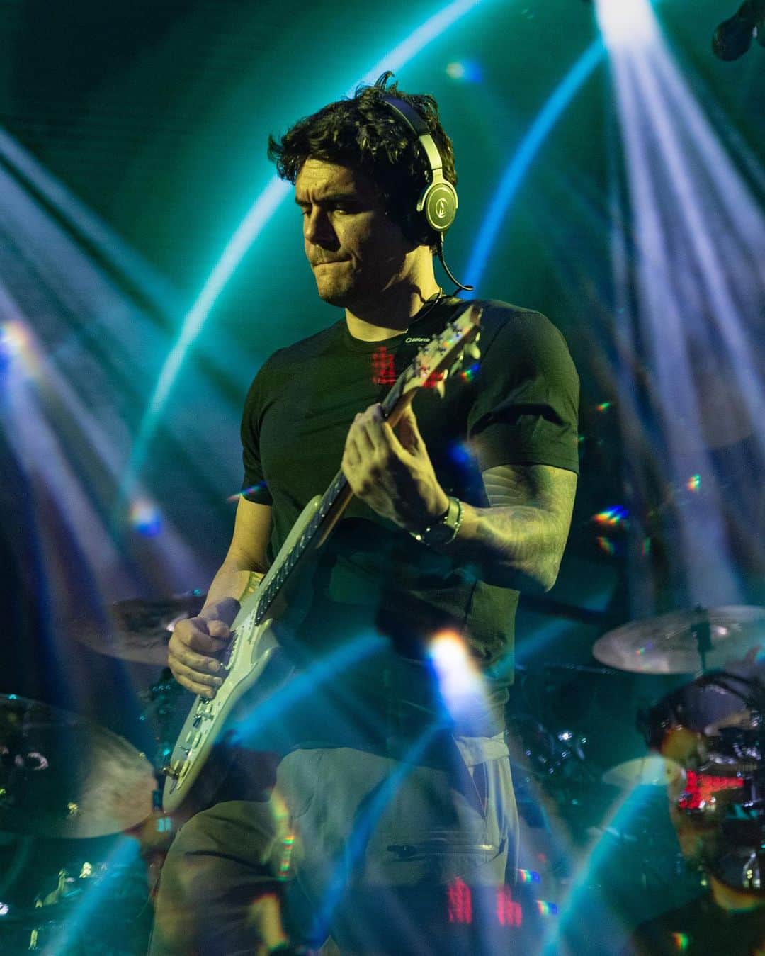 ジョン・メイヤーのインスタグラム：「Two unreal nights at Wrigley Field in Chicago with @deadandcompany. Chicago has always been great to us, as it’s been to me my whole career. I made sure to soak all of it in as often as I could; I’ll be taking these memories out at a later date and want to make sure there’s as much to draw from as I can get… I’ll simply say this for now: thank you, Chicago. ♥️ (Photos by @chloekeiliaweir) (bad automatic cropping by photo sharing app @instagram)」