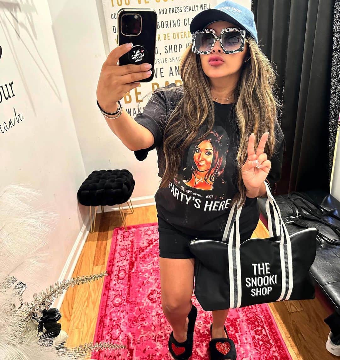 ニコール・ ポリッツィのインスタグラム：「PARTY’S HERE 🍷 restocked 🛍 @thesnookishop」