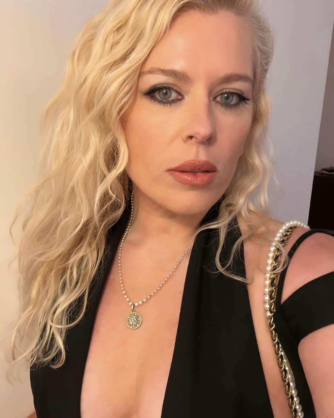 アマンダ・デ・カディネットのインスタグラム：「Mom made it out last night to the @chanel @tribeca dinner. I haven’t been to an event like this since before Covid. Thank you to my amazing friend @janetribeca for including me and the lovely people at Chanel who put such a fun group of people together. As you can see from the last picture I needed some glam support and beyond thankful to @therealofficialfrankb and @bobrecine for getting me presentable for the evening. It takes a village friends .. #chaneltribeca2023」