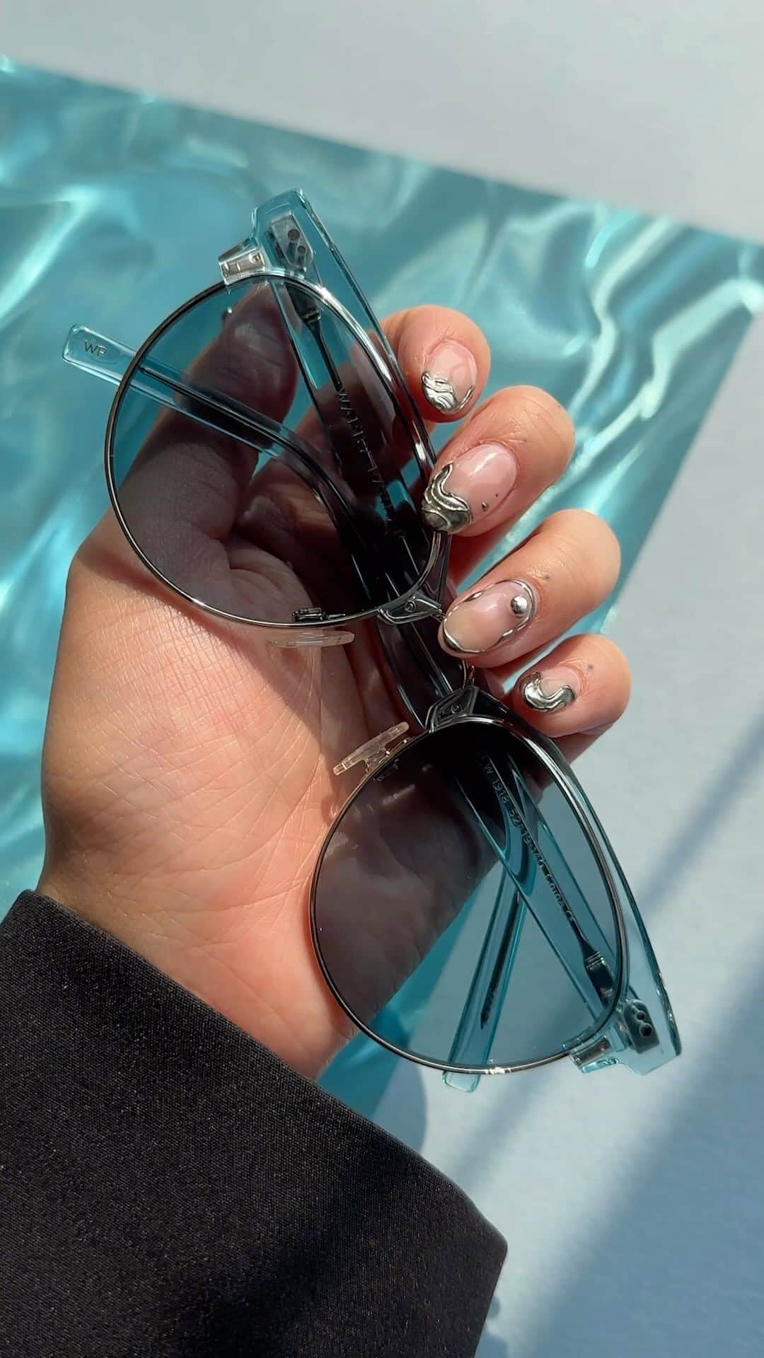 Warby Parkerのインスタグラム：「A summer color story: blues that look the way A/C feels 😅🩵 What frame should we do next in Blue Moonstone Crystal?」