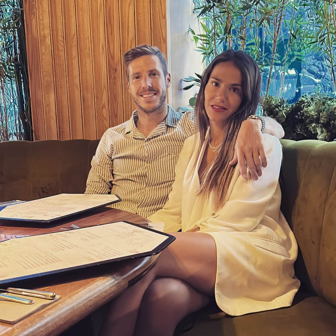 ルベン・ペレスのインスタグラム：「8 años de casados con esta bella mujer . Gracias por tanto .  Por toda una vida a tu lado .  I love you so much ❤️🫶 @pauladelpinof」