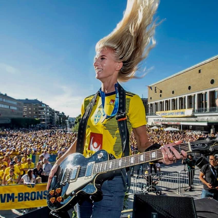 ソフィア・ヤコブソンのインスタグラム：「Beyond proud to represent Sweden in the World Cup, See you all in Australia/New Zealand! Let’s rock it! 🎸🇸🇪 #fifawwc」