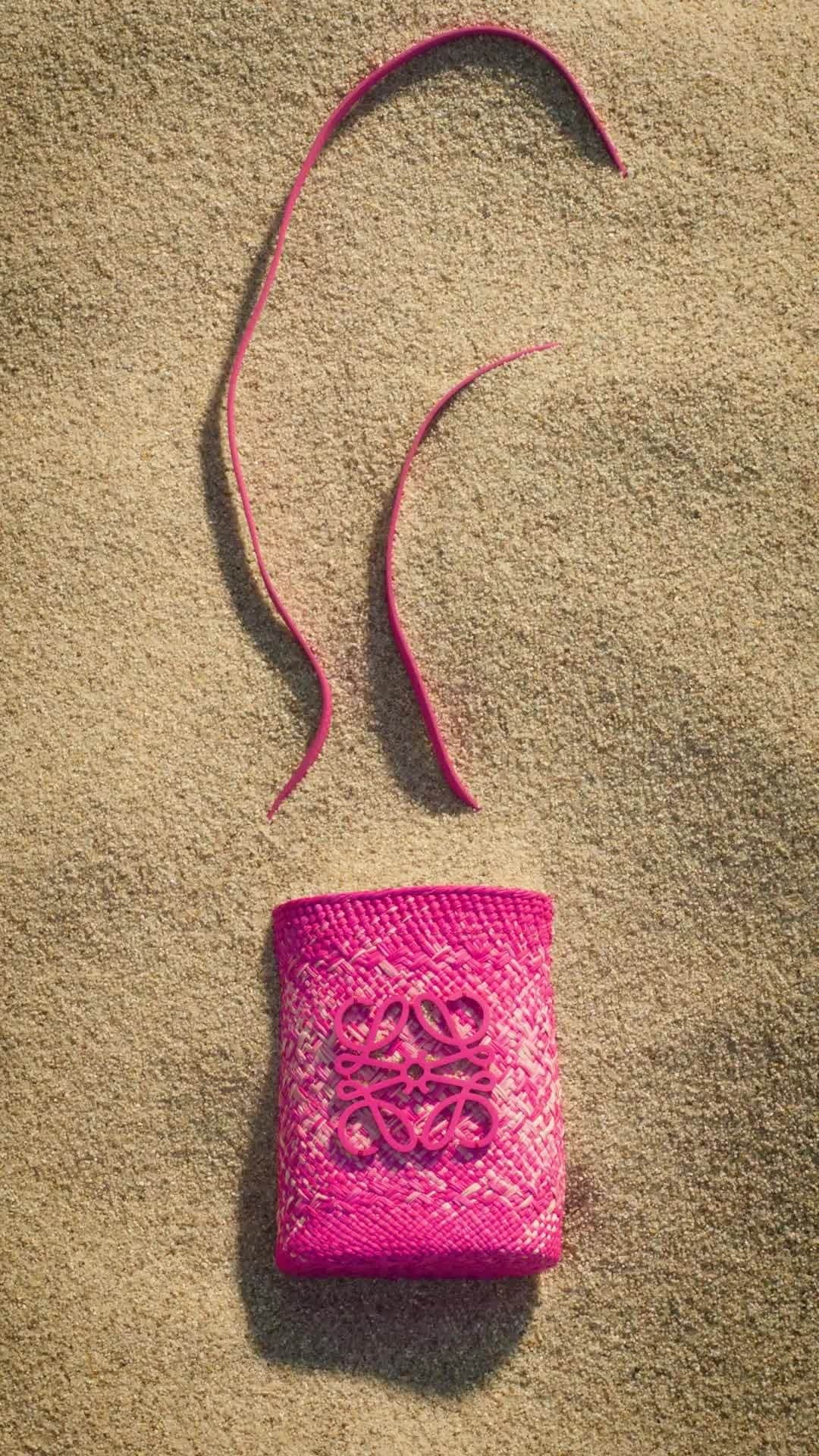 ネッタポルテのインスタグラム：「TREASURE HUNT: From bright basket bags to chunky sandals, discover the perfect accessory to complete your summer looks. ☀️」
