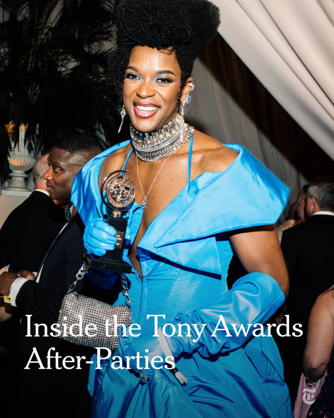 のインスタグラム：「Hundreds of the Tony Award ceremony’s attendees spilled out, shortly after 11 p.m., almost directly into the party: a tented extension of the fuchsia carpet and its lush floral backdrop, with catering that reflected both the culinary traditions of the neighborhood’s surrounding communities and also the immediate hunger of nominees who had sat snackless for hours.   The Tonys, which celebrate Broadway’s best plays and musicals, were held uptown for the first time this year at the United Palace — an ornate movie house at 176th Street in Washington Heights, nearly eight miles north of Times Square.  This year’s ceremony was certainly an unusual one. With the Writers Guild of America still on strike, the show featured unscripted commentary from presenters, abundant musical performances from the year’s productions. With a long list of celebrations still ahead, many of the night’s winners and nominees stayed at the official after-party only briefly before moving on to smaller soirees hosted by individual productions across the city.  By 12:30 a.m., many had left the official after-party, and most of the nominees began heading to the Carlyle Hotel on the Upper East Side, where the theater publicist Rick Miramontez was hosting his famed late-night shindig for several hundred guests with the producer John Gore.  Attendees discussed the beauty of the United Palace, a dazzling remnant of the golden age of cinema, which many had been inside for the first time that night. Shortly before 3 a.m., many of the performers began heading out, though the party would last until after 4 a.m.   Read more about the Tony Awards after-party in the link in bio. Photos by @poupayphoto」