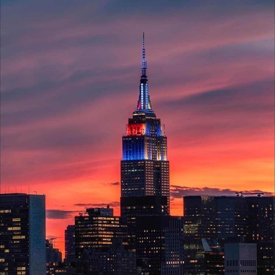 Empire State Buildingさんのインスタグラム写真 - (Empire State BuildingInstagram)「Split @yankees & @mets lights tonight and tomorrow for the #SubwaySeries. Winning team’s  colors take over at the end of the game.   📷: @frophoto」6月14日 4時03分 - empirestatebldg