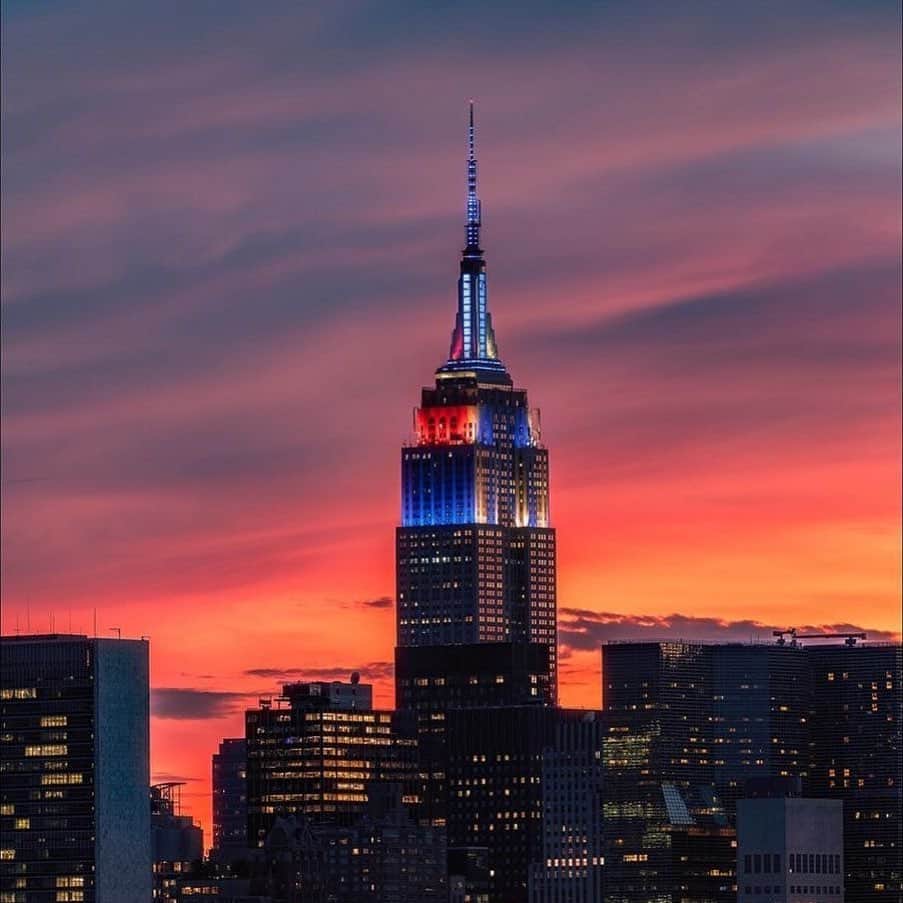 Empire State Buildingのインスタグラム：「Split @yankees & @mets lights tonight and tomorrow for the #SubwaySeries. Winning team’s  colors take over at the end of the game.   📷: @frophoto」
