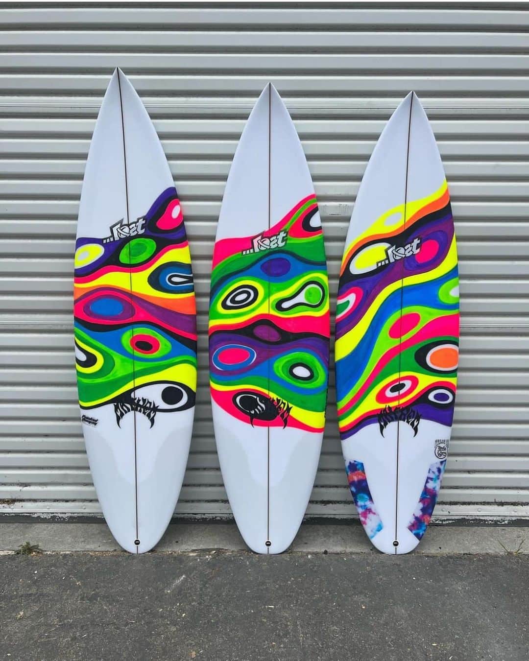 ロストのインスタグラム：「3 abstract blades for @cocom4debarrelkilla  #lostsurfboards #Driver3.0 #PocketRocket #LittleWing @artbyryder」