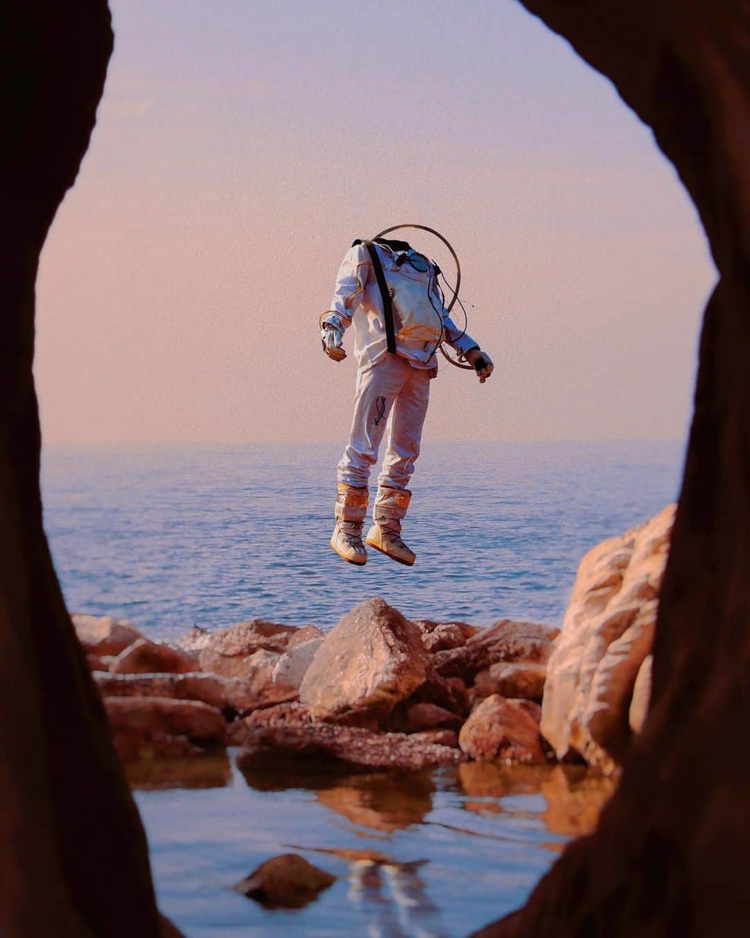 Giuseppe Pepeのインスタグラム：「#loosingmymind  IN—GRAVITAS 🛸👩🏻‍🚀👾 #pepedsgn ✶ ↓ ✶ ↓ ✶ ↓ ✶ ↓ ✶ ↓ ✶ ↓ ✶ ↓ ✶ ↓ ✶ ↓ ✶ #headlesspic #creativeart #designideas  #creativephotography  #giuseppepepe」