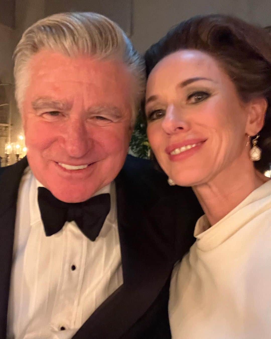 ナオミ・ワッツのインスタグラム：「I'm so heartbroken by the news of Treat. He was a true gentleman who always spoke so lovingly of his family.   I had the great privilege of sharing many scenes with him recently shooting Feud. His work is extraordinary. Not only did I get to discover what a remarkable professional he was, but I made a friend, and saw what a devoted husband, and father he was. Treat was one of a kind, truly enchanted with life. He was curious about everything and everything had meaning to him, except small talk. He had a gift for telling incredible stories and carried immense gratitude for everything life served him.   Treat, I didn’t know you nearly long enough, but it was enough for me to realize that the world has lost someone special. Thank you for being the best scene partner. I absolutely cherished our time playing together. We made so many great friends with everyone on Feud. We danced, laughed, and cried, and I will always hold dear the story of our Bill and Babe. xx 🕊️ RIP」