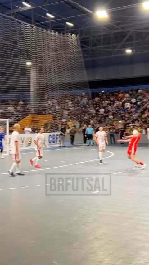 アレッサンドロ・ローザ・ヴィエイラのインスタグラム：「✅ O famoso “Mais bonito do que se fosse gol”   🧤 Que defesa!  🎥 @brfutsal」