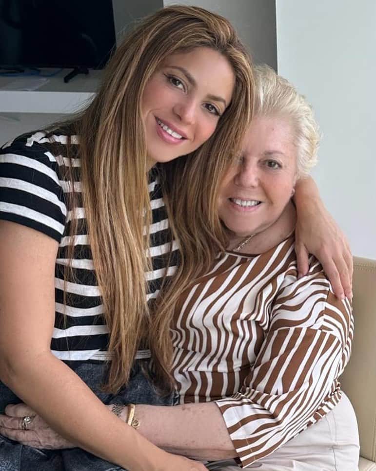 シャキーラのインスタグラム：「Yes, at my age and still sit on my mom’s lap!」