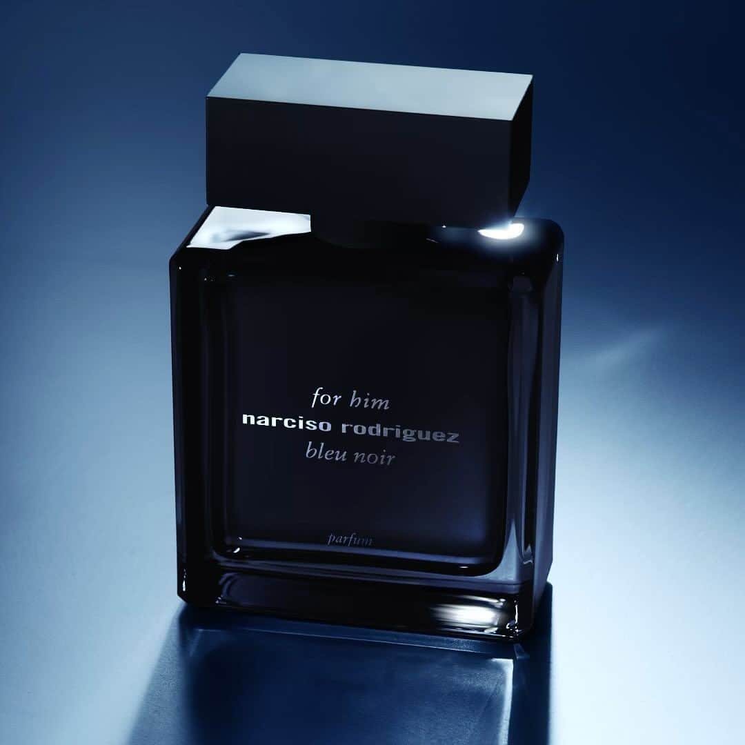 ナルシソロドリゲスのインスタグラム：「With elegant notes of soft iris, addictive tonka bean and sensual musc, for him bleu noir parfum is the perfect gift this Father’s Day.  #forhim #bleunoir #narcisorodriguezparfums #parfum #fragrance #fathersday」