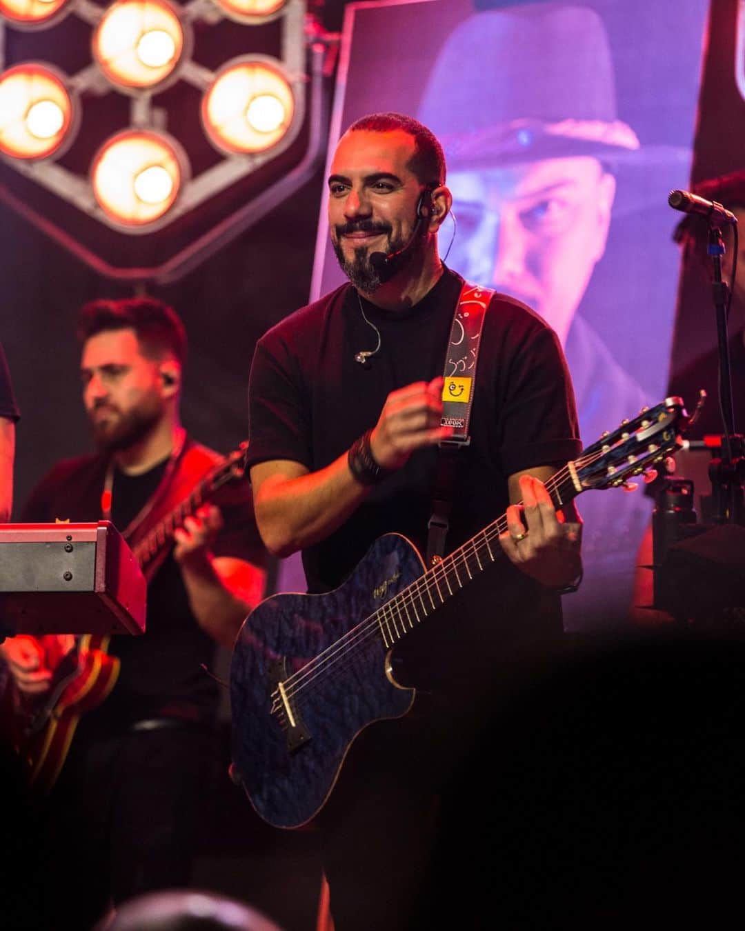 Sorriso Marotoさんのインスタグラム写真 - (Sorriso MarotoInstagram)「Nosso dia dos namorados foi assim, com a turma de Sampa curtindo nosso pagodinho romântico! ♥️  Teve participação do nosso amigo @nandesguga no palco com a gente e até encontramos a @quiteriachagas na plateia.😜   Valeu a todo mundo que foi curtir com a gente a segunda no @terrasp_, até a próxima!✌🏽」6月14日 4時31分 - sorrisomaroto