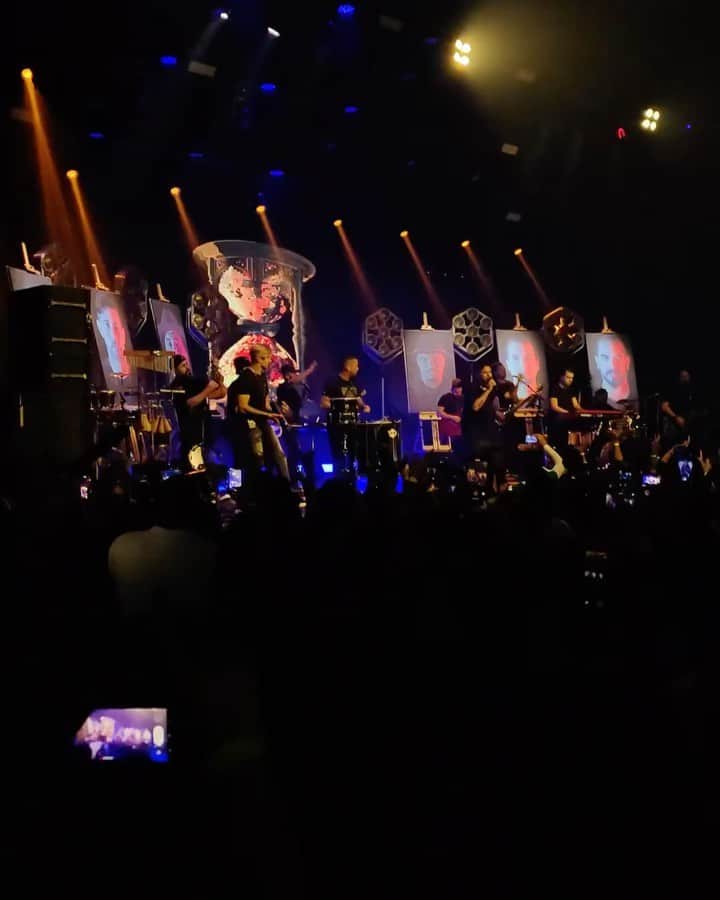Sorriso Marotoのインスタグラム：「Nosso dia dos namorados foi assim, com a turma de Sampa curtindo nosso pagodinho romântico! ♥️  Teve participação do nosso amigo @nandesguga no palco com a gente e até encontramos a @quiteriachagas na plateia.😜   Valeu a todo mundo que foi curtir com a gente a segunda no @terrasp_, até a próxima!✌🏽」