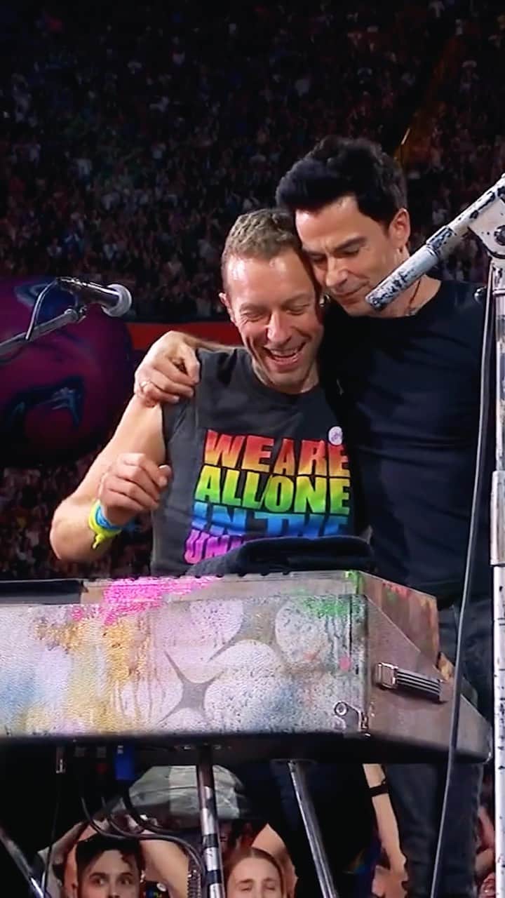 Coldplayのインスタグラム：「Goosebumps in Cardiff 🐉❤️ thank you Kelly Jones, thank you @stereophonicsofficial @farfromsaintsband   #musicofthespheresworldtour   📹 @p.thechemist @resolvefilm」