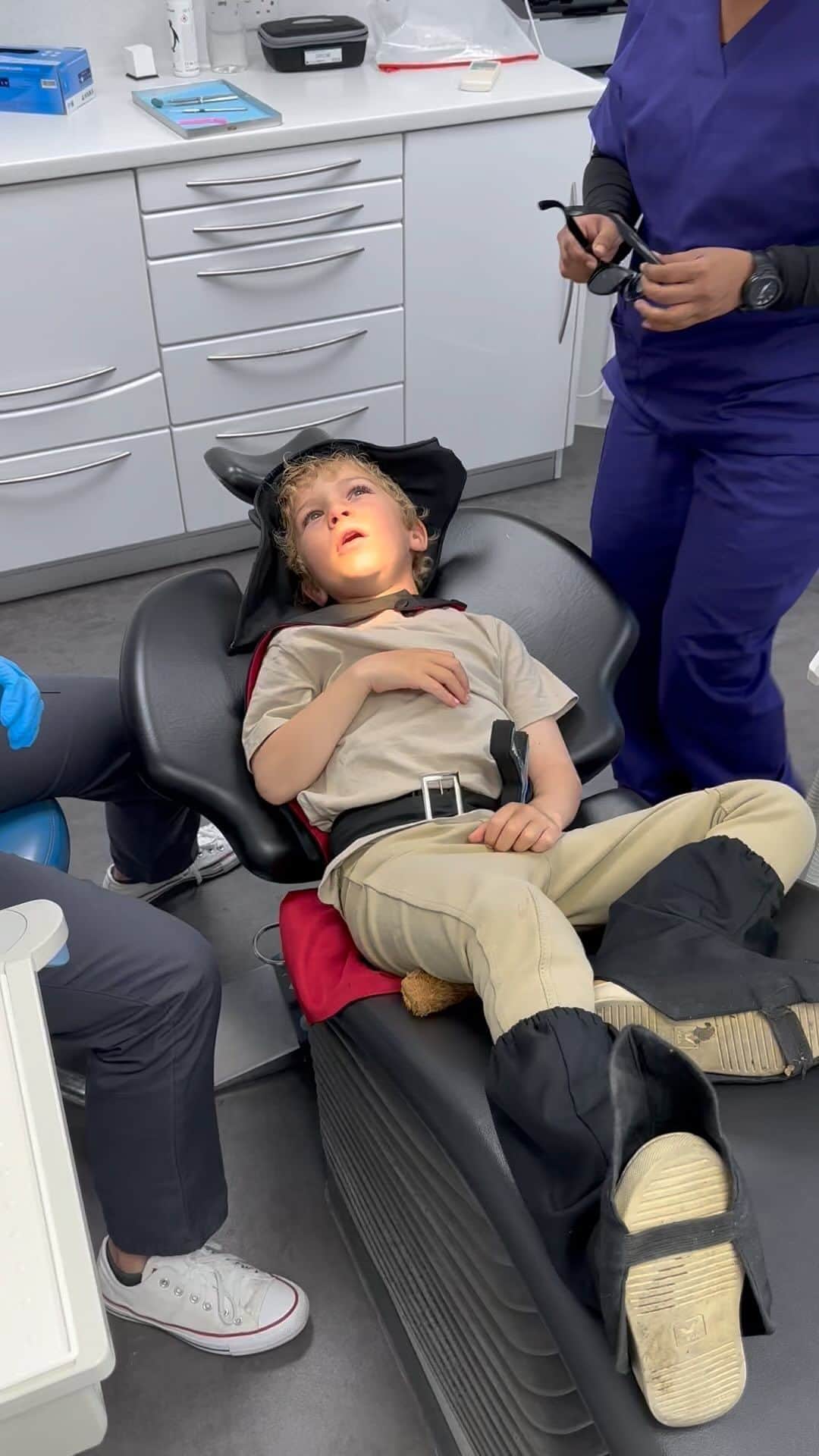 クーシュ・ジャンボのインスタグラム：「Anyone else’s kid ever visit the dentist dressed as Puss in Boots and inform the Dentist how all the Tooth Fairy stuff works? 🤷🏽‍♀️ 😂 🦷 🧚‍♀️」