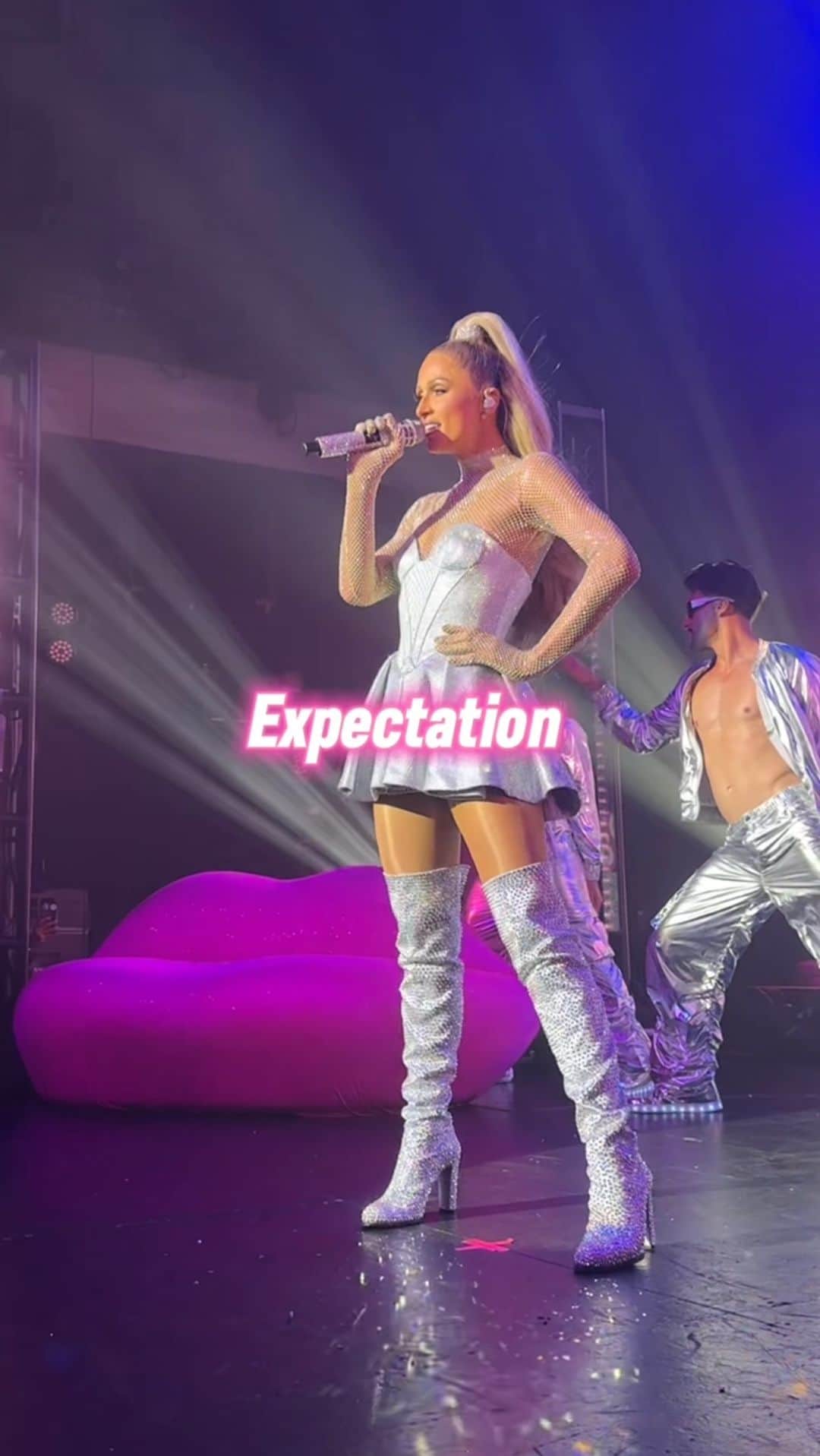のインスタグラム：「Blessed with the love and support of family. Having Carter by my side, making every moment hilarious and fun💃🏼🕺🏻🤣💓 #SummerOfSliving #IconsOnly」