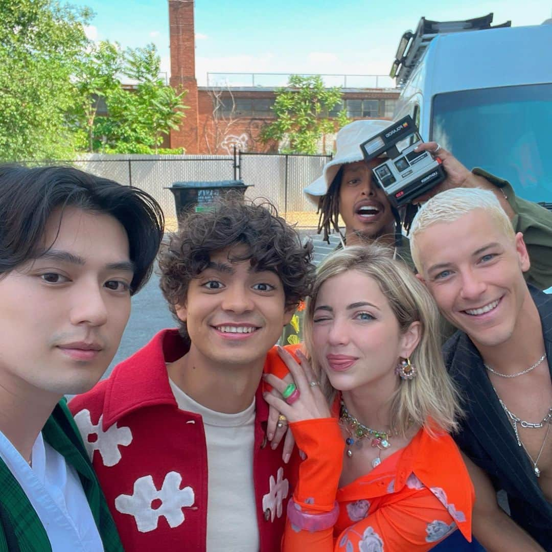 新田真剣佑さんのインスタグラム写真 - (新田真剣佑Instagram)「Reunited with my straw hats. ONE PIECE content day. Brazil, here we come!!! #onepiece #onepiecenetflix」6月14日 5時05分 - mackenyu