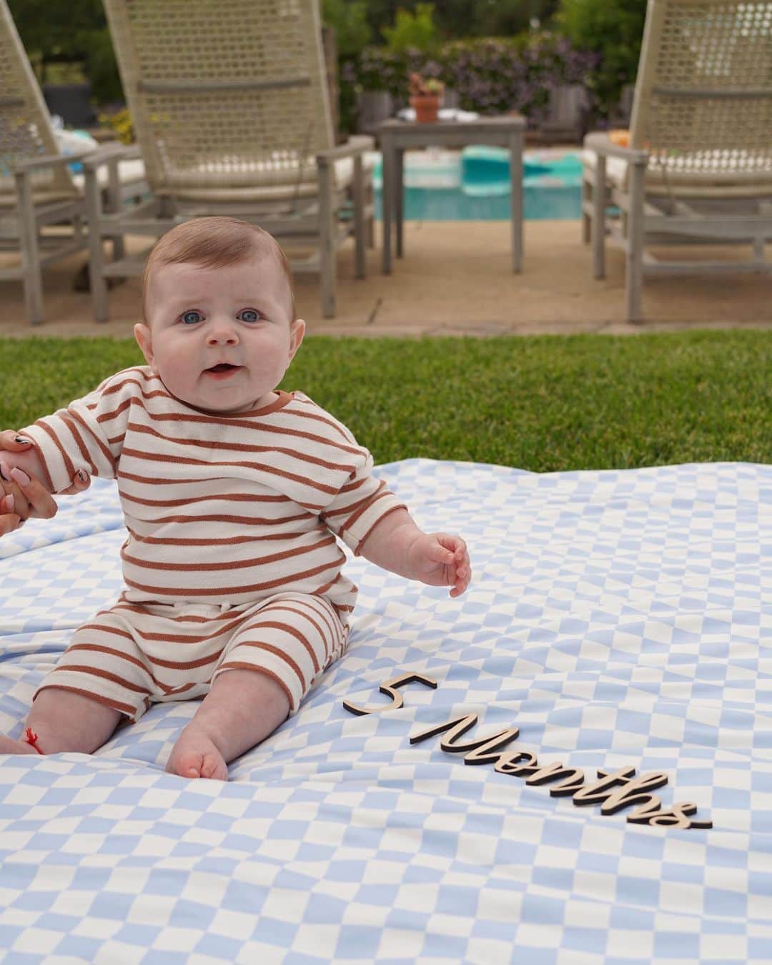 ジェナ・ジョンソンのインスタグラム：「This weekend we celebrated our big boy turning 5 Months 🥹  Where has the time gone? And how do I bottle up every second of it?? Some fun new things that happened this month. -Rome is full of personality. Loves smiling, flirting, and laughing -He prefers standing to sitting…. 🤷🏻‍♀️ -Loves to hold his bottle all by himself -Sticking everything in his mouth  -Still trying to figure out if he’s a brunette or a red head  -He is an old soul and as chill as can be… until he’s hungry 🙃」