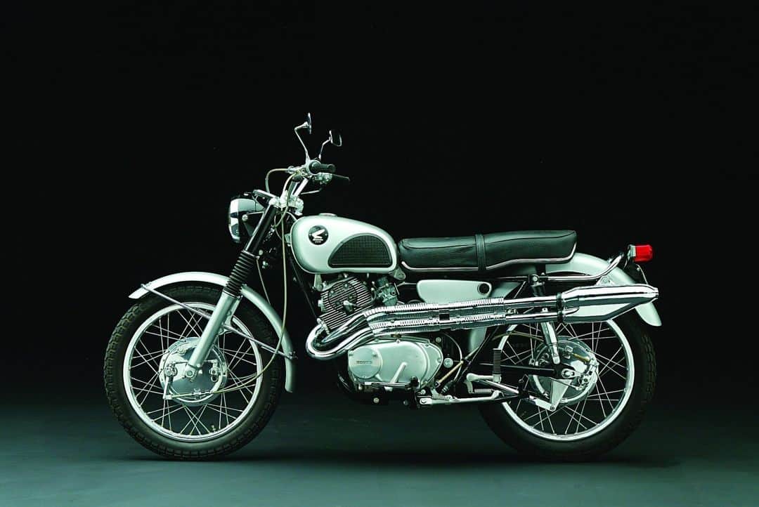 のインスタグラム：「#HondaHeritage With the recent announcement that the SCL500 is headed to U.S. customers, let's take a look back at Honda's original "scrambler"-style motorcycles--the 1962 250cc CL72 and the 1965 305cc CL77 (pictured here). Powered by a kickstart parallel-twin engine based on that of the CB77 Super Hawk, the CL77 was known for its decently sporty handling and impressive reliability. It had an off-road-focused chassis and a long, flat saddle. The CL77 was nicknamed the "gentleman's scrambler" because it was really more road-focused, although its 250cc predecessor can be credited with pioneering the legendary Baja 1000, as a pair of units were piloted by Dave Ekins and Bill Robertson Jr. down the length of the Mexican peninsula in a 1962 Honda publicity campaign. (The first official race was five years later.) Whatever the case, the CL77 sold quite well for three years, when it was replaced by a 350cc version. Used CL77s now bring good money from collectors. #CL77 #scrambler #hondascrambler」