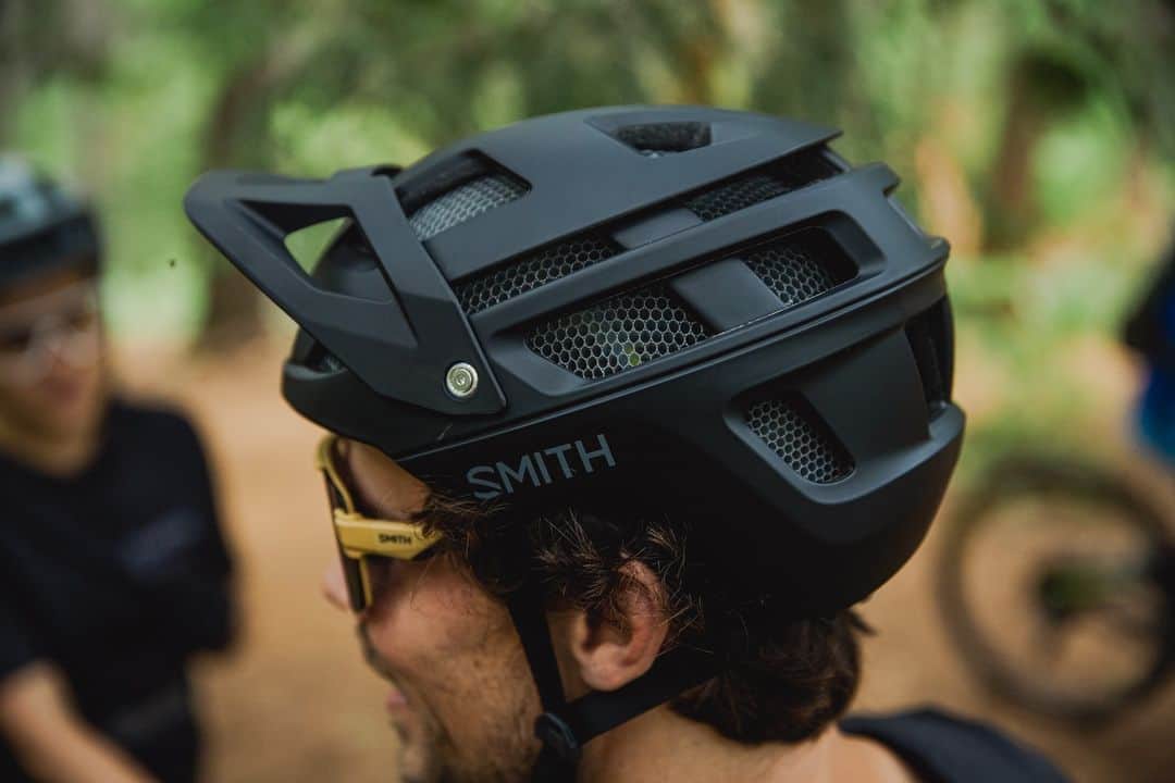 Smithさんのインスタグラム写真 - (SmithInstagram)「Crashes happen, that's why our helmets are equipped with a whole team of top-of-the-line safety technologies. @koroyd's thermally welded cores form a honeycomb-like structure that compresses on impact absorbing and dissipating the energy generated during a crash. @mipsprotection's low-friction layer allows the helmet to move independently of the head in a crash, reducing the rotational forces transmitted to the brain. Head to the link in our bio to check out the Forefront 2 and its team of safety features.」6月14日 5時01分 - smithoptics