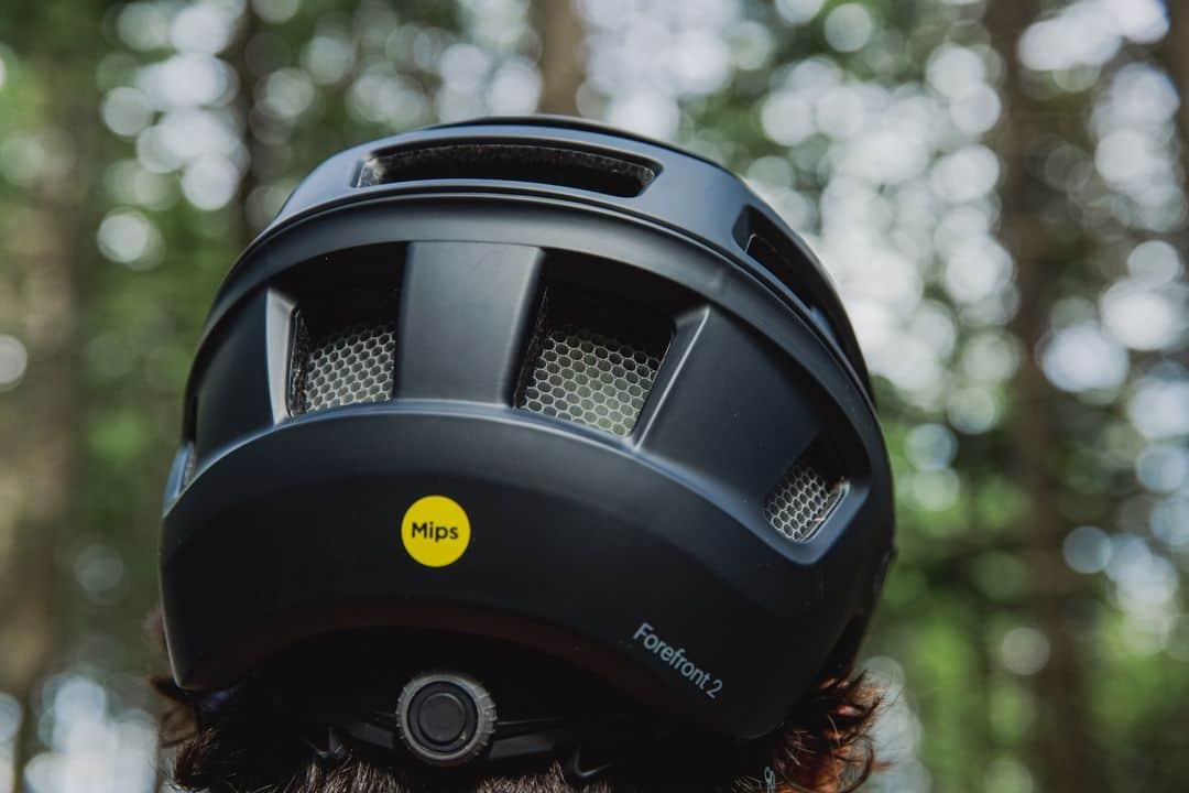 Smithのインスタグラム：「Crashes happen, that's why our helmets are equipped with a whole team of top-of-the-line safety technologies. @koroyd's thermally welded cores form a honeycomb-like structure that compresses on impact absorbing and dissipating the energy generated during a crash. @mipsprotection's low-friction layer allows the helmet to move independently of the head in a crash, reducing the rotational forces transmitted to the brain. Head to the link in our bio to check out the Forefront 2 and its team of safety features.」