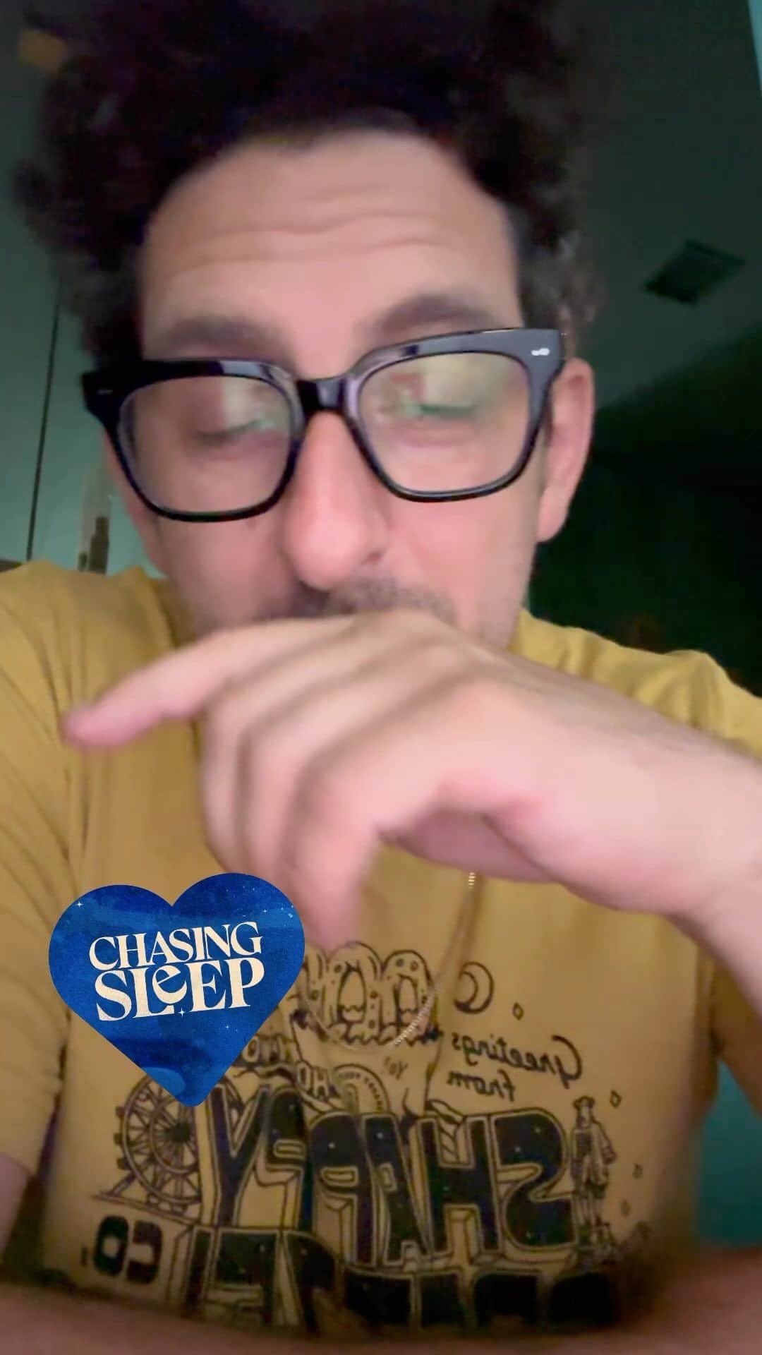 アダム・シャピロのインスタグラム：「NEW CHASING SLEEP drops today! All about SLEEP & AGING. Another banger of an episode. @mattressfirm @iheartmediaofficial @ktqlowes」