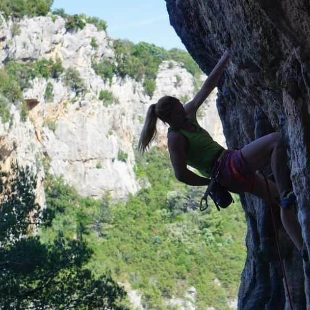 ミナ・マルコヴィッチのインスタグラム：「1st @hvar_climbing festival @visitjelsa was a blast! 🔥  A lot of climbing, really good crags, quality rock and routes, perfect weather (with some afternoon shadow and wind), some swimming and good company made the event just perfect! 👌  'Climbing marathon' of event went well and on 'FA day' some nice ascents were done by @dani_andrada_climb and @kbecan25. 💪  Lucky there are many nice projects left, some more waiting for an FA's so there is definitely a reason to come back! 😅  If you ever doubt if Hvar is worth to visit, my answer is definitley yes!!!  For more answers just contact @guesthouseroce and surf by hvarclimbing.com  Big thank to @thehiveclimbing (Roko) for bring this festival to life!   On many more ...  🧗‍♀️🧗‍♀️🥰🔥🤗❤️🌞🎉🌊🐟💫🔝  #hvarclimbing #livethelifeyoulovelovethelifeyoulive #climbing #iloveclimbing #climbinglife #outdoorlife #rockclimbing #foryourmountain #climbskinfamily @lasportivagram @climbskinspain @postanivojak」