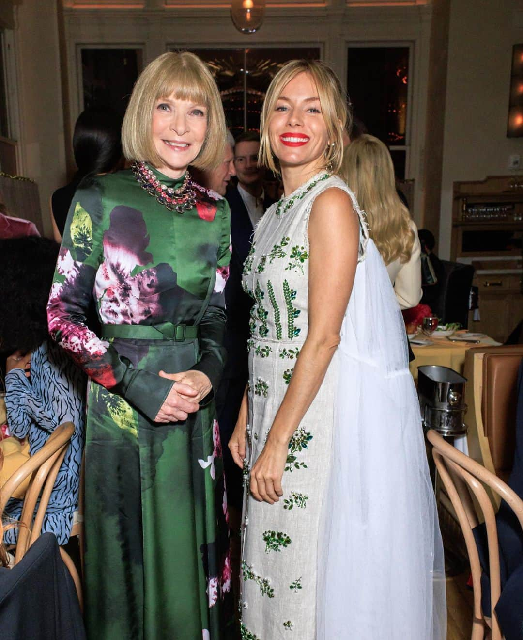 アーデムさんのインスタグラム写真 - (アーデムInstagram)「Anna Wintour and Sienna Miller, both dressed in #ERDEM, attend the 10 Year Anniversary of the Center for Youth Mental Health in New York.  Anna Wintour wears a bespoke Autumn Winter 2023 look.   Sienna Miller wears a look from the Spring Summer 2023 runway collection.」6月14日 5時11分 - erdem