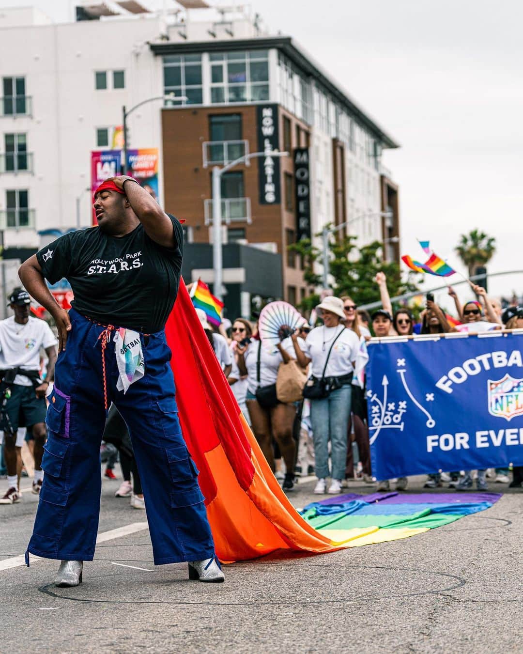 NFLさんのインスタグラム写真 - (NFLInstagram)「LA Pride was a mood. 🤩」6月14日 5時17分 - nfl