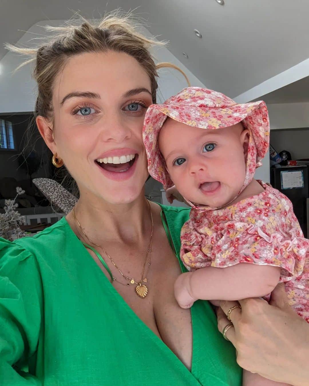 Ashley Jamesさんのインスタグラム写真 - (Ashley JamesInstagram)「The happiest of summer days. 🔆  Our household is hectic at the moment due to the lack of sleep, Tommy and I both working hard, and then trying to be the best parents we can be to both Alf and Ada - meeting them in their very different stages. 🤍  But these are my absolute favourite moments of the day. The end of the day when we switch off from work for a few hours and we're all together. Outside in the garden.   I just love summer. I wish it was heatwave season all year round. Give me hot air and sunshine any time. 🙏  If I'm honest, my day didn't start off so good. Well, it did in that Alf slept until 6am and Ada until I woke her up at 6:30am!   But then I felt super anxious and panicky.  I'm so happy in this postpartum stage but I also find myself getting really overwhelmed easily. The only way I can describe it is that my brain has too many tabs open and I just keep scrolling from each one frantically - not completing anything and not being able to close them.   Whether it's worrying about Ada's hips, comforting her after vaccines, breastfeeding on demand, researching activities for Alf, planning shoots and world domination at work, and some personal stuff... there's a LOT going on. But I'm actually just being kind to myself as I know there's hormones and tiredness and whatever else.   Does anyone else feel like this?  I find writing lists is really helping me compartmentalise and prioritize my thoughts.   Anyway, none of it matters for these few blissful hours at home, with my beautiful family.   PS WHO DOES ADA LOOK LIKE NOW? Tommy says me and I say him!」6月14日 5時21分 - ashleylouisejames