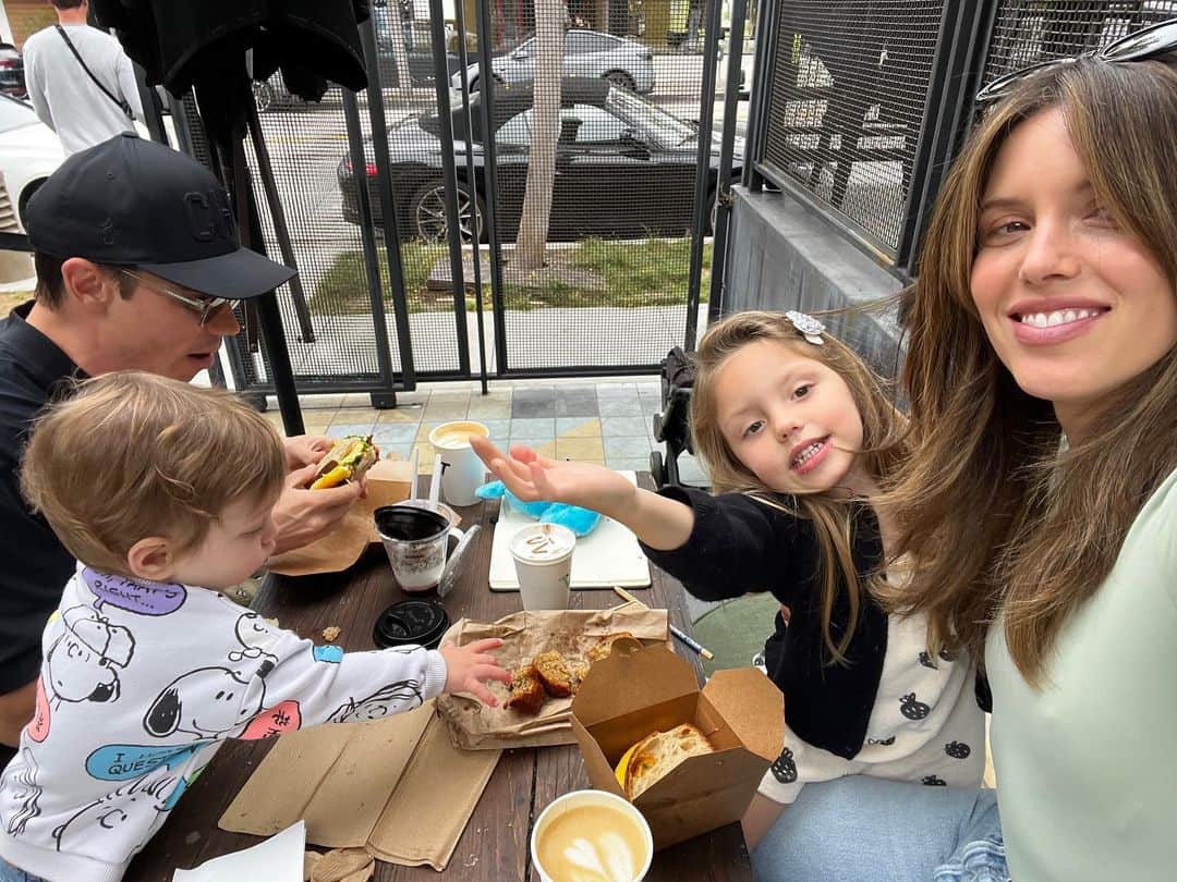 ケイラ・ユーウェルのインスタグラム：「The boys are eating. The girls are smiling. Looks like we each got a mini me. 😊」