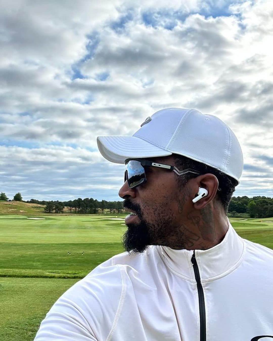 J・R・スミスさんのインスタグラム写真 - (J・R・スミスInstagram)「These new @Oakley BXTR shades hit different out here on the course! ⛳️#BeWhoYouAre #BXTR」6月14日 5時53分 - teamswish