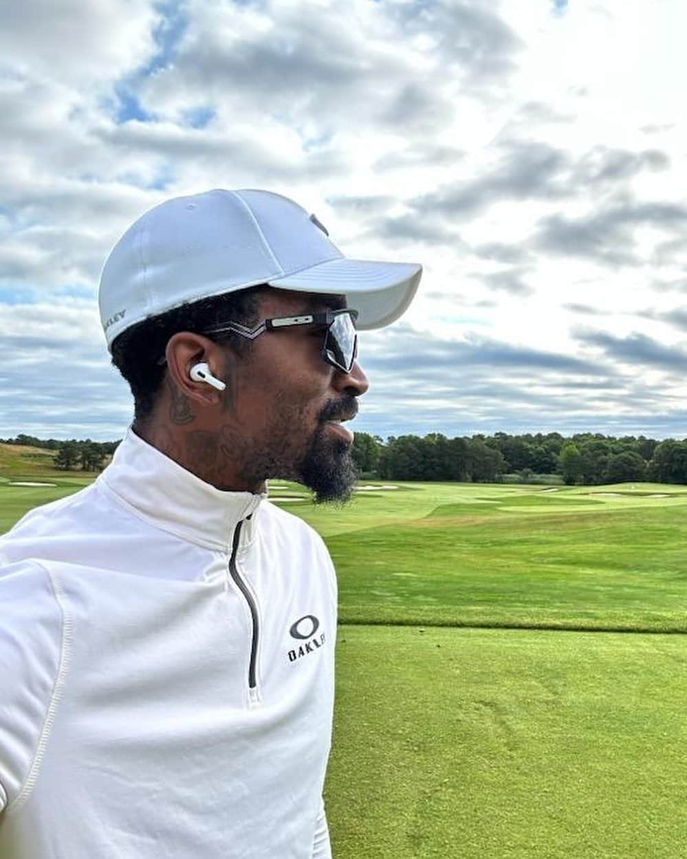 J・R・スミスさんのインスタグラム写真 - (J・R・スミスInstagram)「These new @Oakley BXTR shades hit different out here on the course! ⛳️#BeWhoYouAre #BXTR」6月14日 5時53分 - teamswish