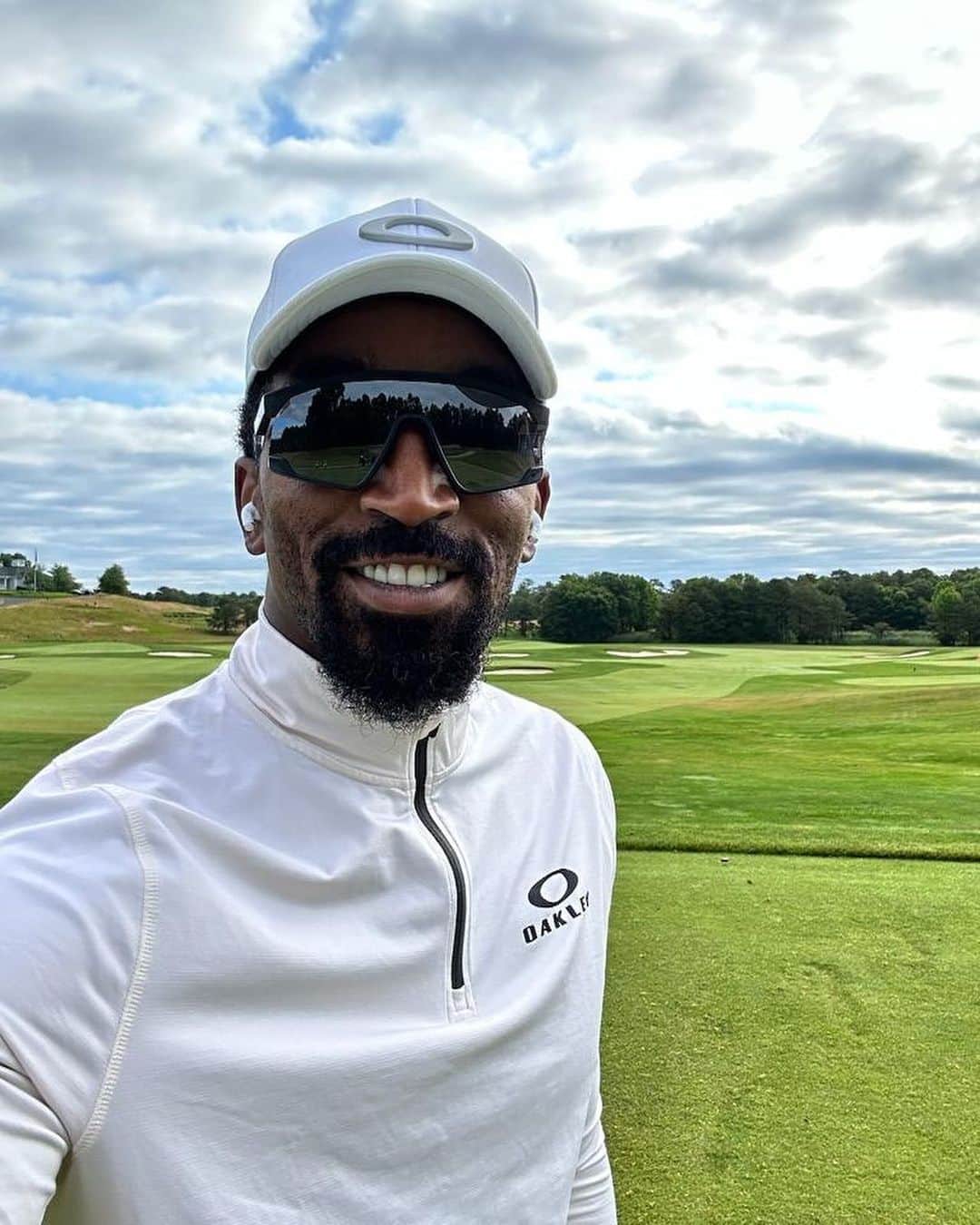 J・R・スミスのインスタグラム：「These new @Oakley BXTR shades hit different out here on the course! ⛳️#BeWhoYouAre #BXTR」