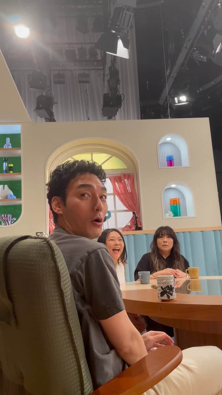 香取慎吾のインスタグラム：「草彅剛にサプライズで 僕が登場します。 #うさかめ」