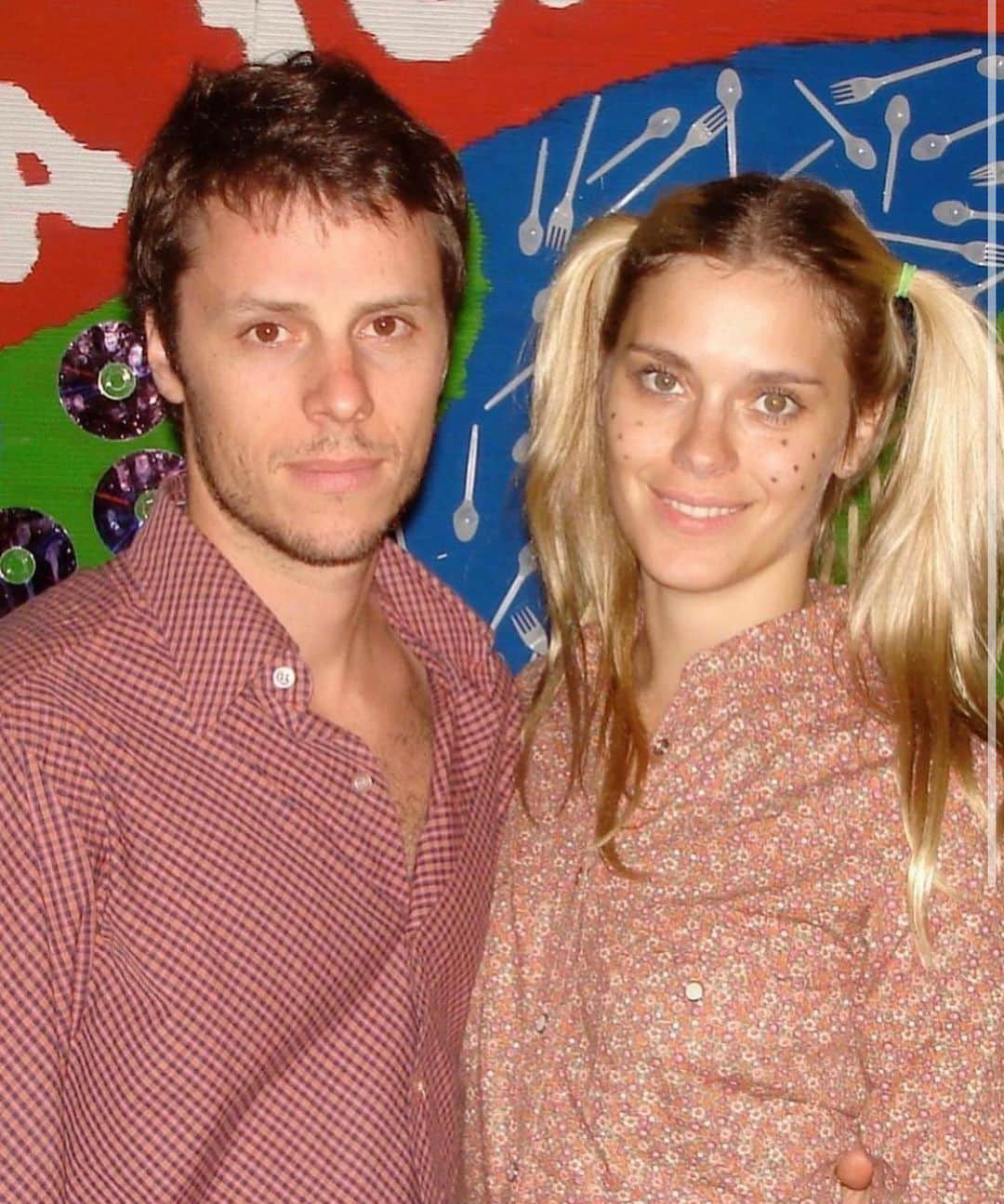 カロライナディークマンのインスタグラム：「festa junina no CEAT…  a primeira vez q fomos com o josé lá: o fruto nascido de um amor q plantei ainda adolescente  platônico  sozinha te vendo passsar  hoje fazemos VINTE anos juntos… meu Deus, nosso Deus, não sei o q acho mais bonito  no mundo… acho q nada.  nam, eu te amo com a força da eternidade  num átomo,  num segundo.  meu coração dói gostoso.  adoro cada dia q a gente briga,  q vc decide,  que eu te sigo,  q a gente se ama…  te amo,  nos amo.  sua… nam.」