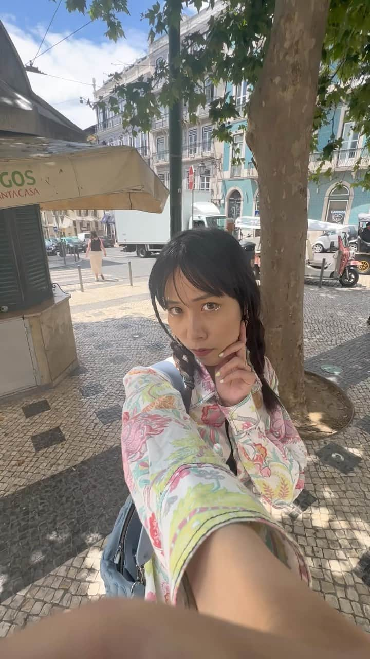 草野絵美のインスタグラム：「Spent an amazing week under the beautiful Lisbon sky, truly a city that's a feast for the eyes! Big thanks to my sis for showing me the ropes on how to capture those perfect TikTok-genic moments. Fun times in the sun! ☀️📸 #LisbonVibes 妹 @mikikusano にtiktokの撮り方教えてもらった✨✨  #ootd tops @marineserre_official  skirt @commedesgarcons  bag @paulacanovasdelvas  shoes @grounds.official  earrings @chopovalowena」