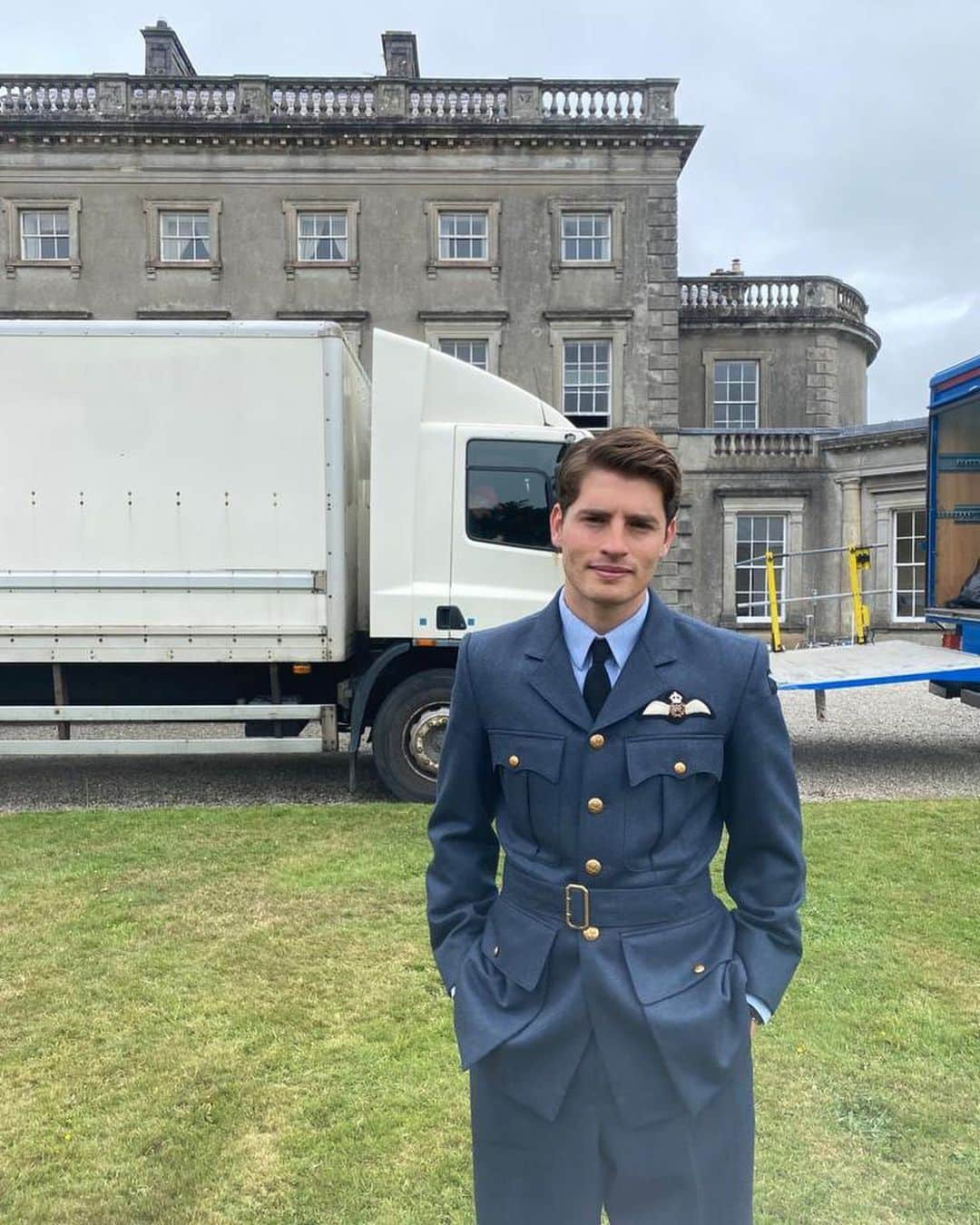 グレッグ・サルキンのインスタグラム：「Uniform ✔️  Castle ✔️ Truck blocking castle ✔️✔️」