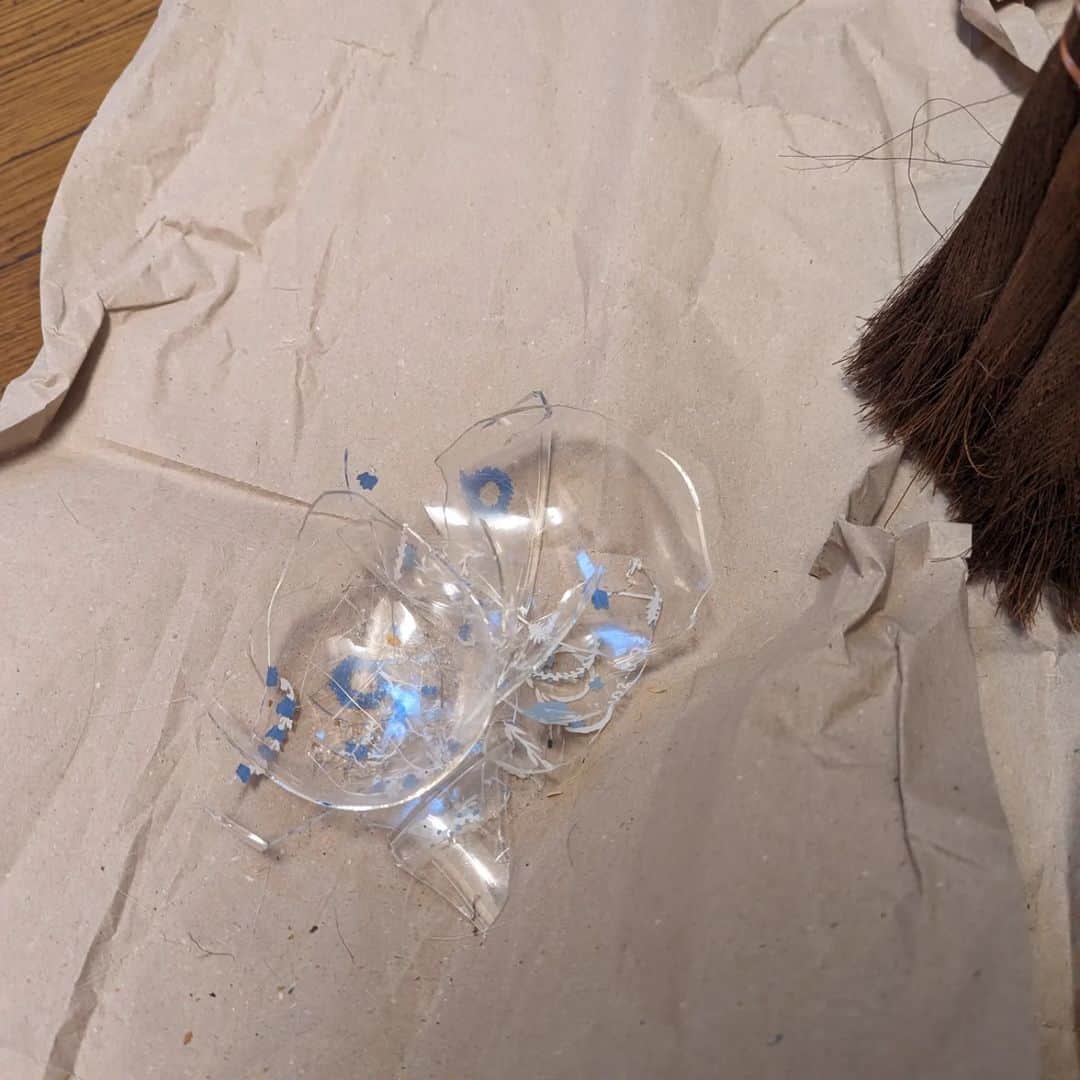 岡田屋鉄蔵のインスタグラム：「さあ寝ようっての見計らいましたね？  犯人は私です。キリっ( ･ิω･ิ)」