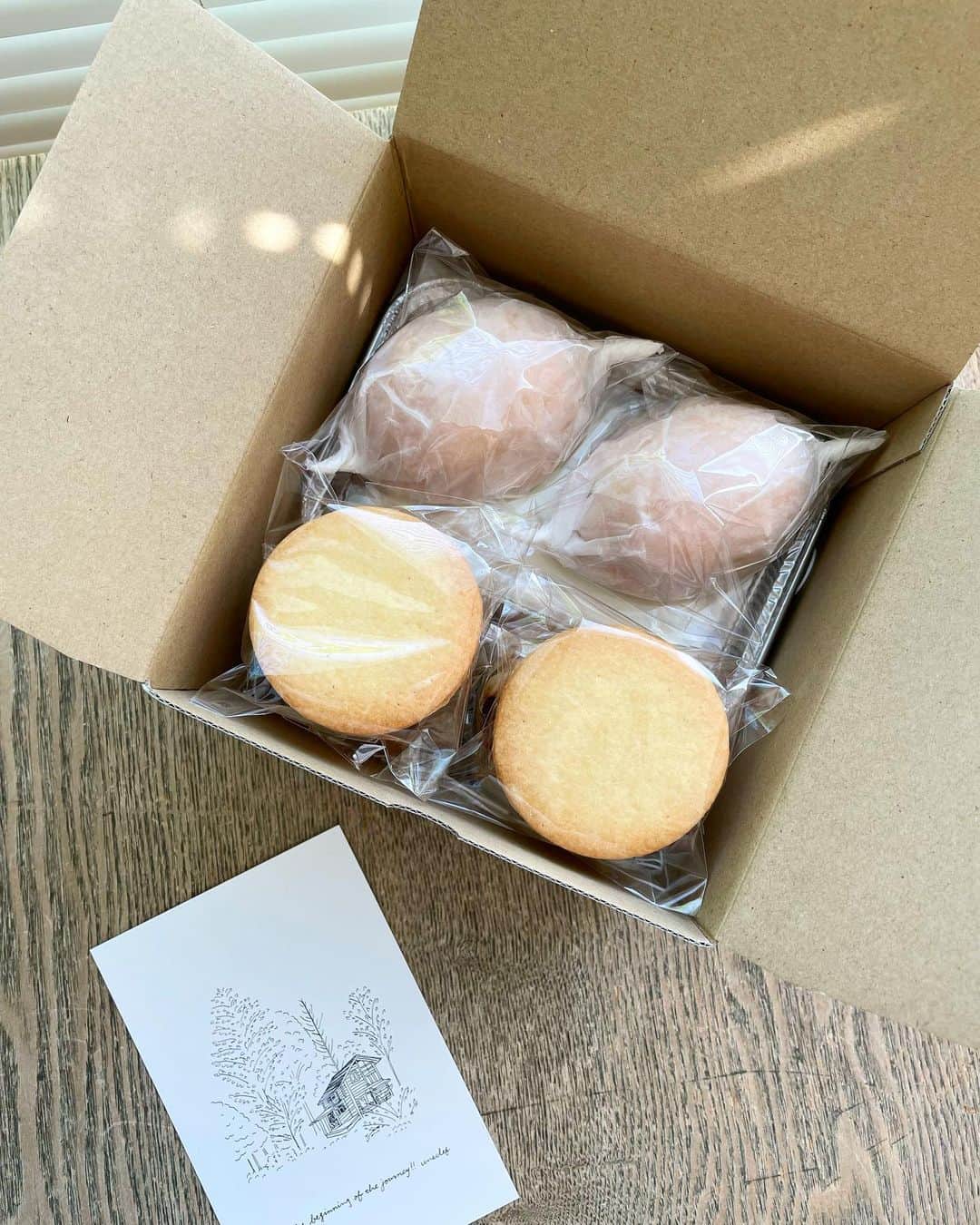uneclefのインスタグラム：「⁡ ⁡ ⁡ おはようございます。 今週のonlineshop、焼き菓子set 2種のみとなりました。 キャロットケーキset、今週はいつものmenuにクッキーをプラスしてお届けします。 キャロットケーキ、レモンケーキ、プレーンのスコーンがお好きな方がいらっしゃいましたら、onlineshopにてお待ちしています。 ⁡ ⁡ ⁡ ◇キャロットケーキset ⁡ 【menu】 ・キャロットケーキ ×１ ※ 9cm × 14cm、高さ4cmの大きさです。 ⁡ ・レモンケーキ ×２ ・塩とチョコのスコーン ×２ ・バターサンド〜抹茶ピーカンナッツホワイトチョコ〜 ×２ ・アールグレイのクッキー ×１ ⁡ ⁡ ⁡ 〜只今、販売中です〜 【6月16日（金）発送】 ◇プレーンのスコーン&レモンケーキset ⁡  ⁡ 〜SOLDOUT〜 ◇ uneclefのパンset ◇ uneclefのパン＆キャロットケーキset ◇キャロットケーキset ◇レモンケーキset ◇ カルダモンロール&シナモンロールset ⁡ ⁡ ⁡ onlineshopは、instagram TOPのリンクから お越しいただけます。 どうぞ、よろしくお願い致します。  @uneclef」