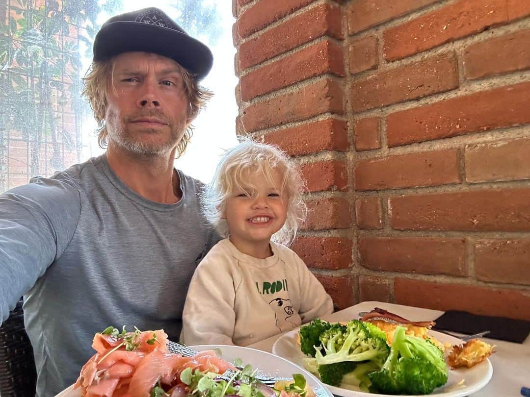 エリック・クリスチャン・オルセンのインスタグラム：「When there are plenty of open chairs but your lunch date wants to sit on your lap to eat.」