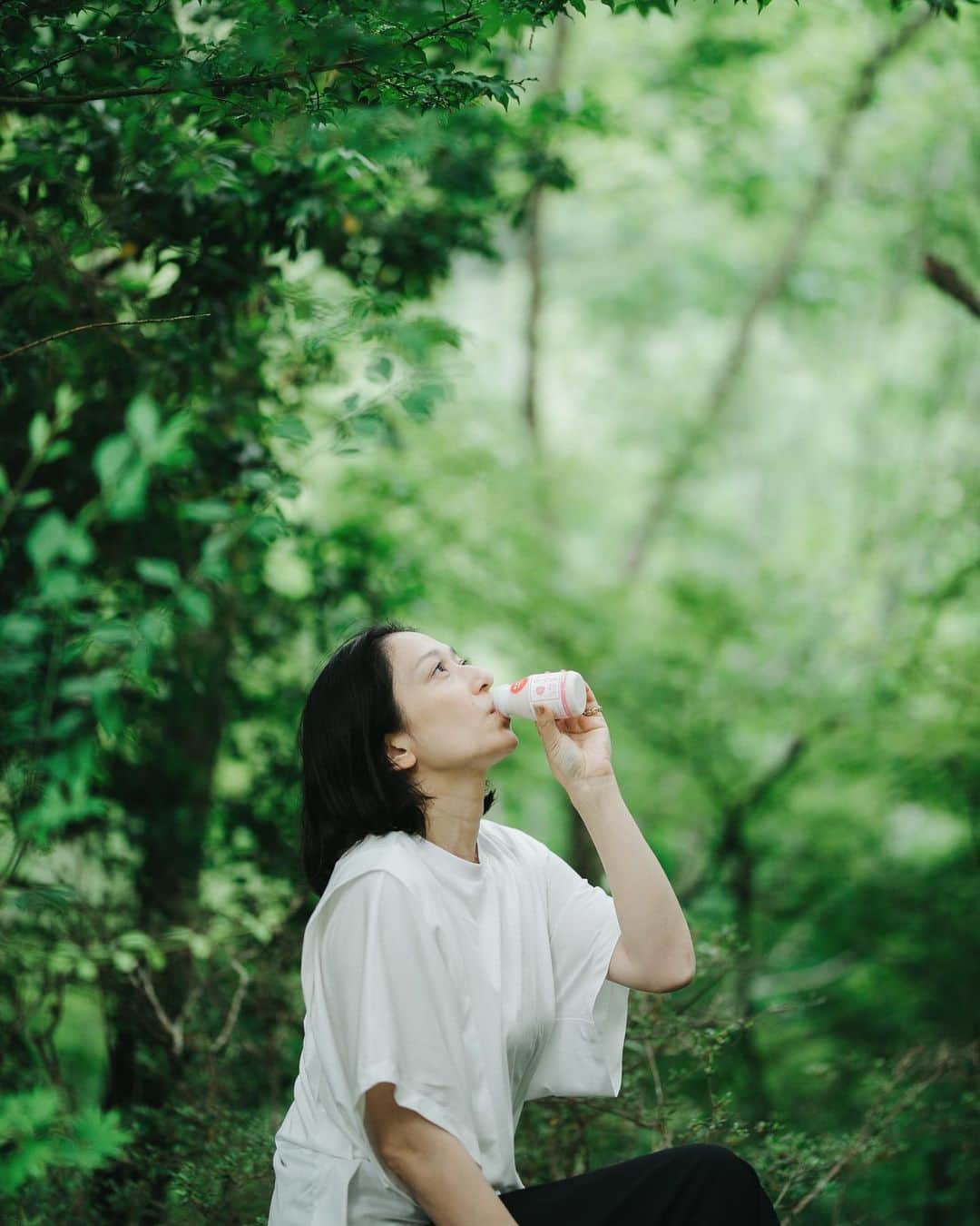 行方 久子 Hisako Namekataのインスタグラム：「. 阿蘇の飲むヨーグルト山のいぶきを森でごくごく。  mi-molletのコラムがアップされました。 今回は熊本旅！ストーリーズのリンクから、ぜひ。」
