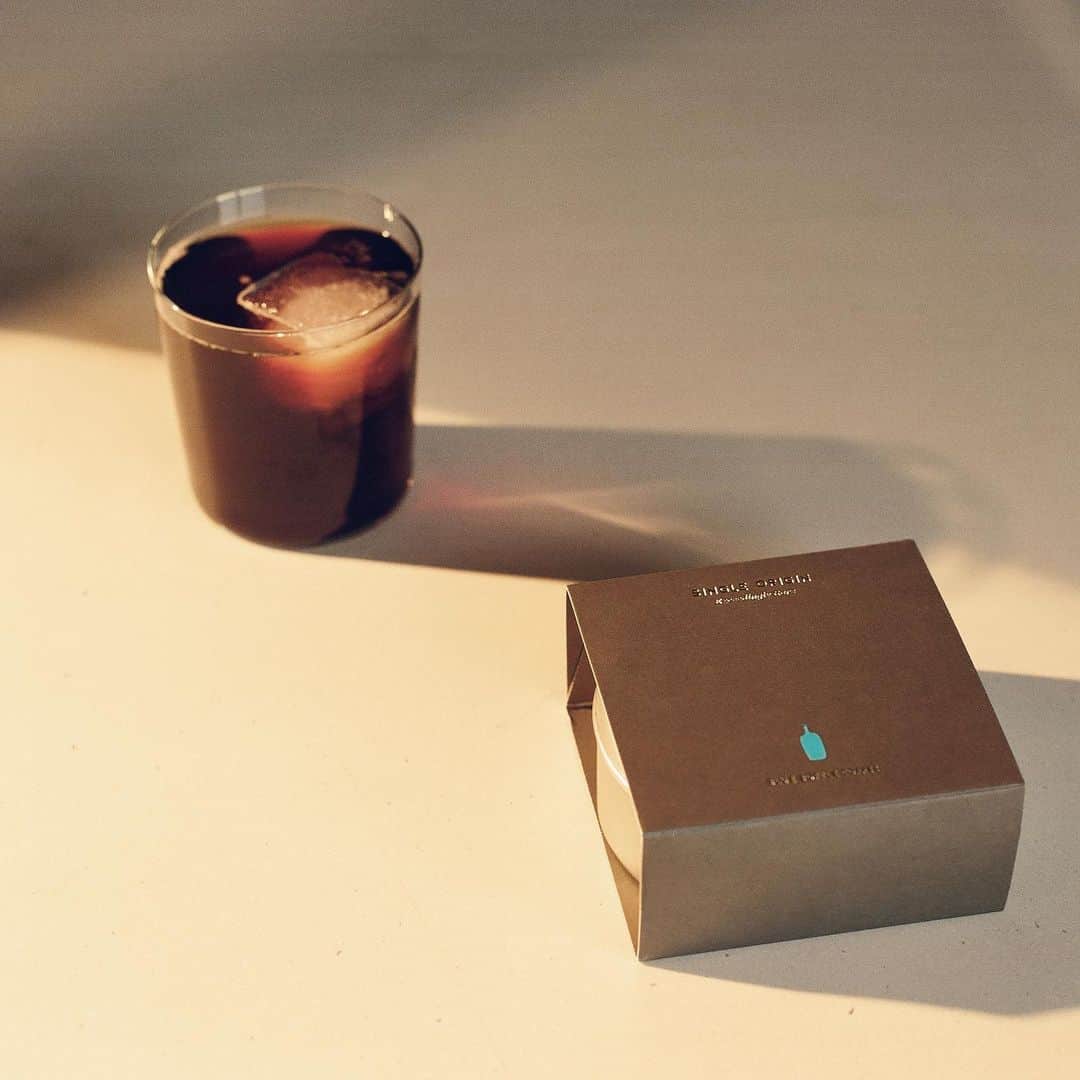 Blue Bottle Coffeeのインスタグラム：「Our newest Exceedingly Rare coffee, Costa Rica Tarrazú La Lia COE #5, comes to us from our old friends at La Lia. The Monge brothers partially pulped San Roque Kenia—a rare mutation of the SL-28 cultivar—to create a thick body made complex by bright, tart notes of berry.  With this Exceedingly Rare coffee, we want you to choose your own adventure.  The classic pour over is our favorite way to enjoy hot coffee, but we’d like to introduce you to an equally expressive brew method for cold: hot over ice. Unlock depths of flavor in this Exceedingly Rare for a reminder that coffee served cold can be as brilliant as the most elegant hot coffees. Try it both ways.」