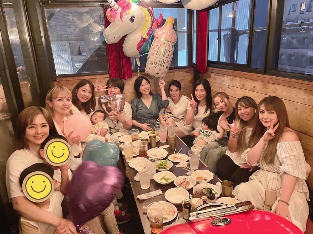 安藤あいかのインスタグラム：「3人でご飯かと思ってたらまさかのサプライズベビシャもありました🍼🦄🌈それぞれで仲のいいお友達が一気に集まっていてびっくりしたし面白かったしとても嬉しかった🥰しあわせ💖来てくれてありがとう🥳主役に慣れなくてそわそわした！笑　 みんなが誕生を楽しみにしていてくれて嬉しい☺️ 子も幸せです♡  #ベビーシャワー #サプライズ #女の子ママの予定 #バーベキュー」